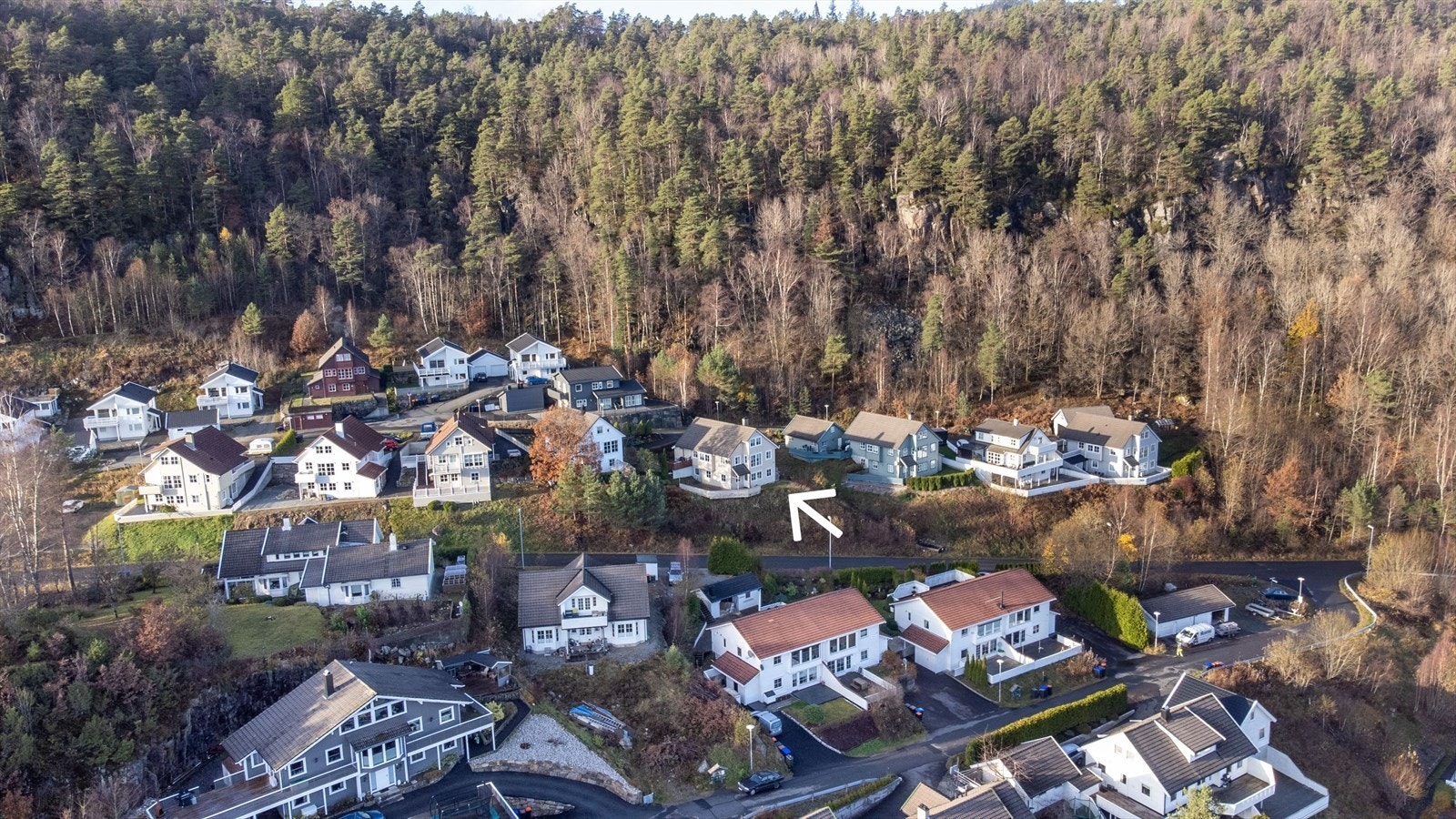 Leiligheten ligger i nedre del av horisontaldelt tomannsbolig. Galleribilde