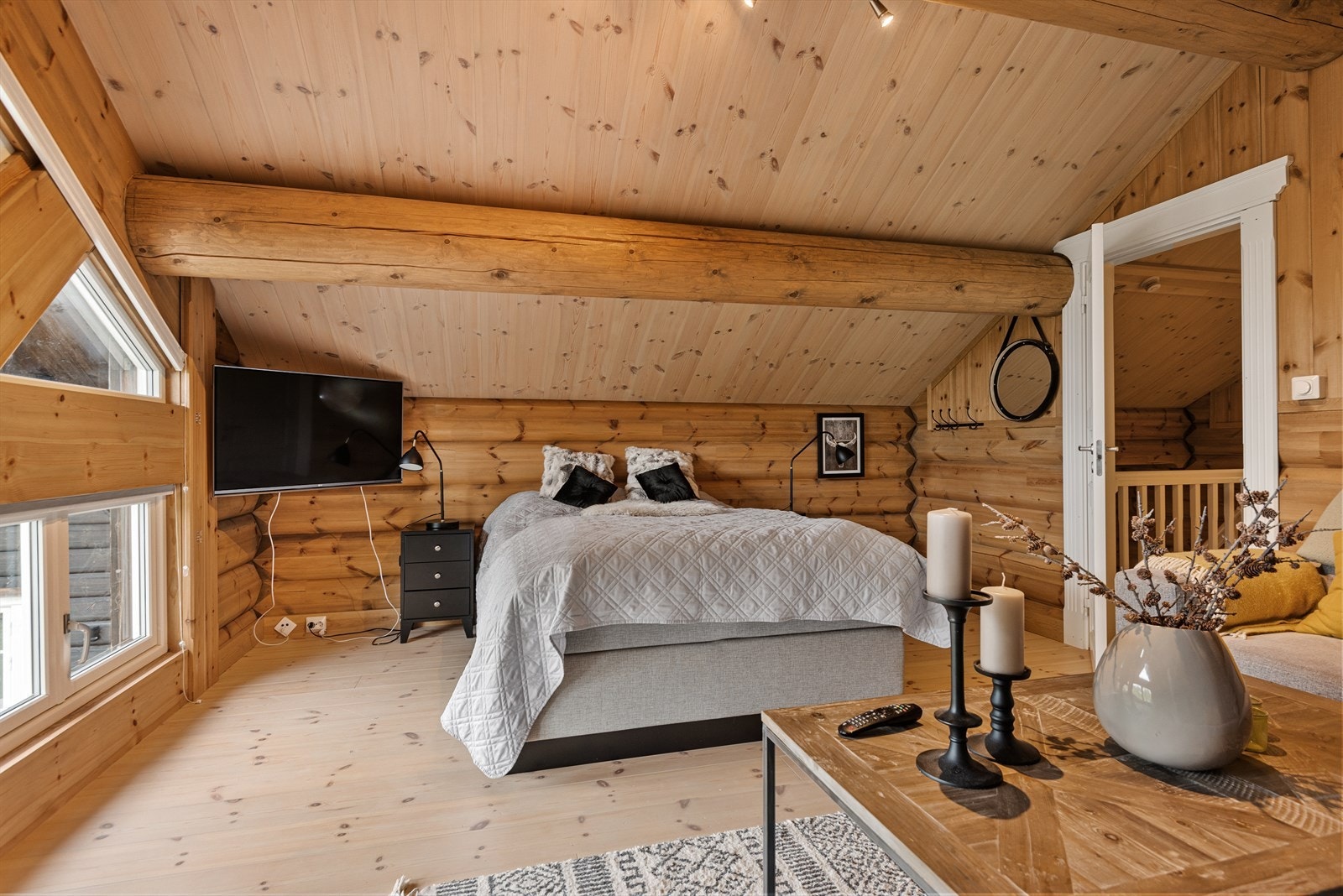 Loftstuen fungerer ypperlig som gjesterom med plass til sofa. Galleribilde