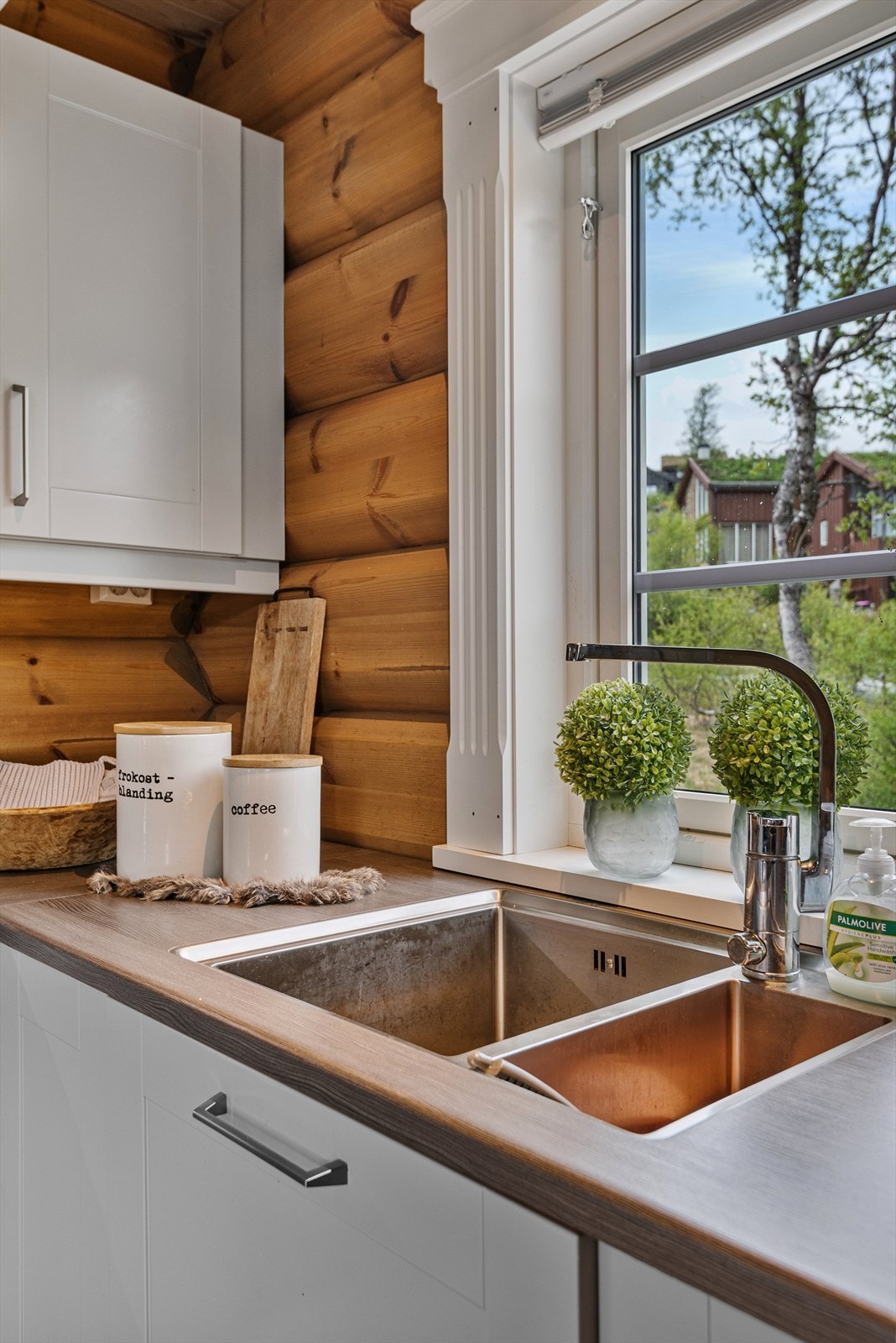 Fra kjøkkenet har man et fint lysinnslipp fra gode vindusåpninger. Galleribilde