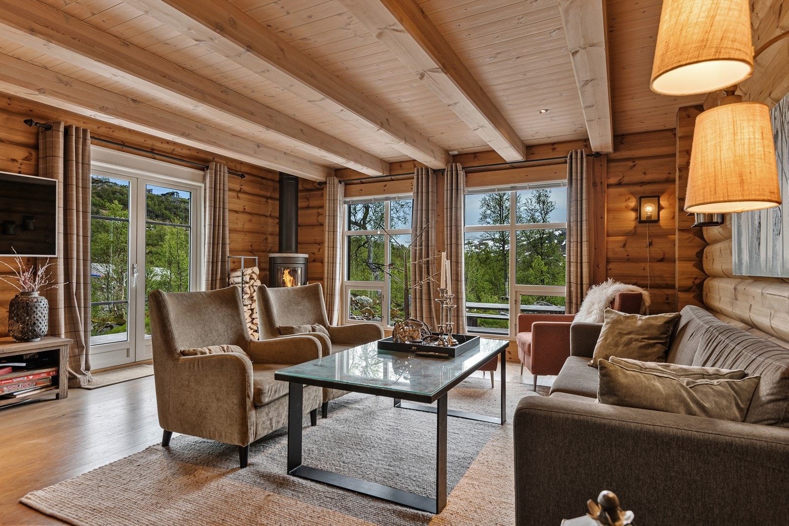 Store vindusflater lar utsikten komme til sin rett Galleribilde