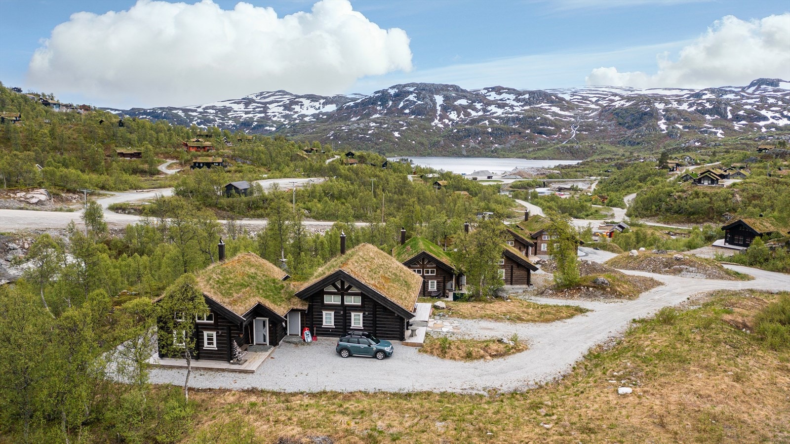 Gruslagt gårdsrom med gode parkeringsmuligheter (felles med nabohytta) Galleribilde