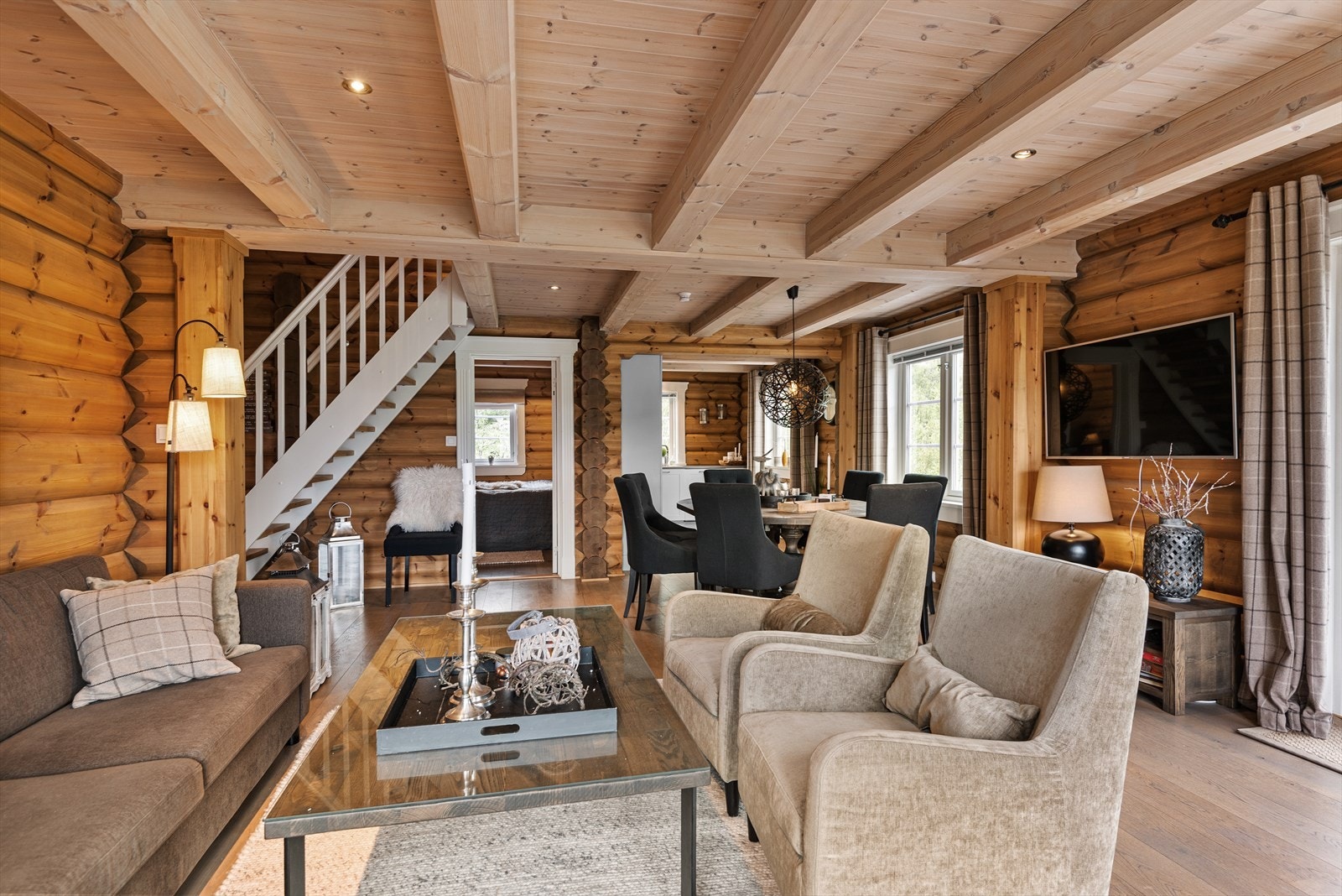 Den åpne kjøkkenløsningen gir en romslig og sosial arena Galleribilde