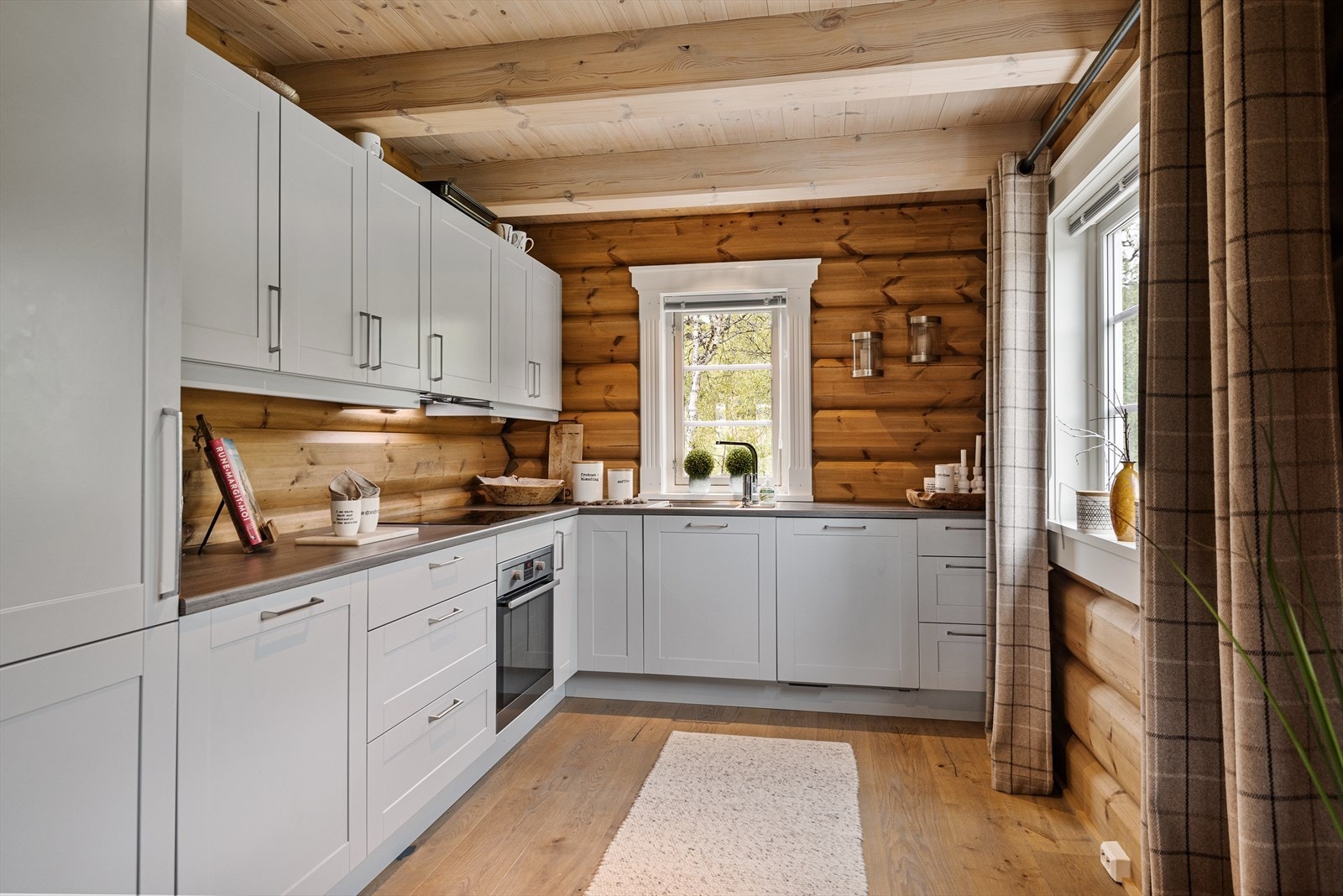 Kjøkkeninnredning med integrert oppvaskmaskin, kjøl/frys, platetopp og komfyr Galleribilde