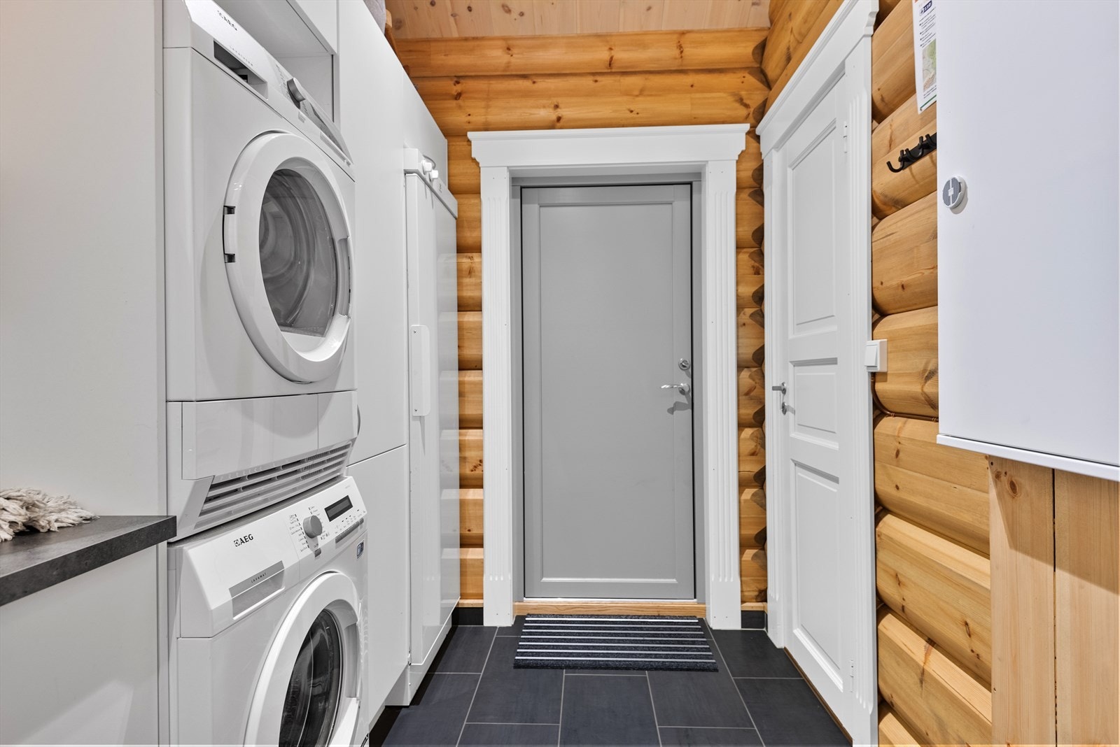 Separat, romslig vaskerom med bi-inngang Galleribilde