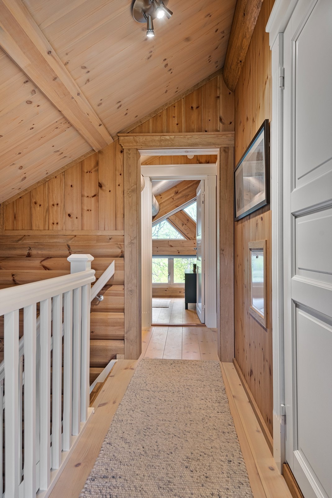 Trappegang med galleri ned mot 1. etasje Galleribilde