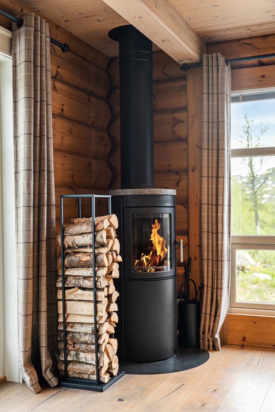 Det er montert vedovn i hovedstuen Galleribilde