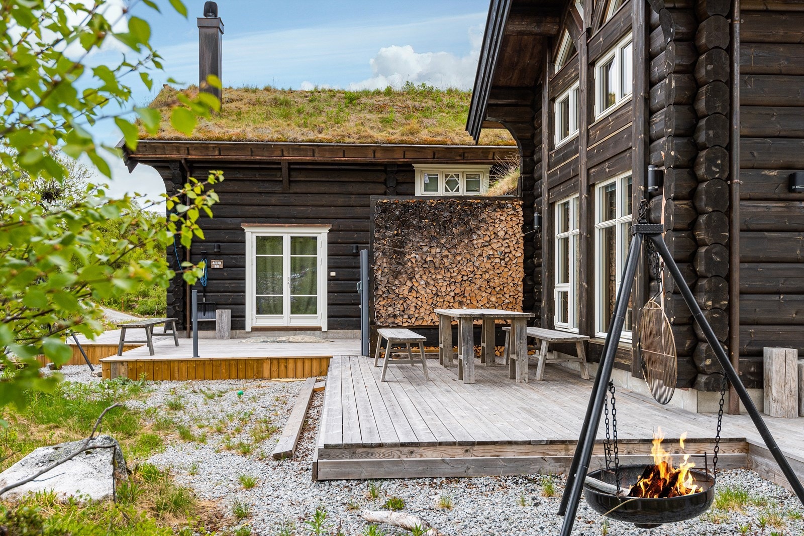Rundt store deler av hytta er det oppført terrasseplattinger Galleribilde
