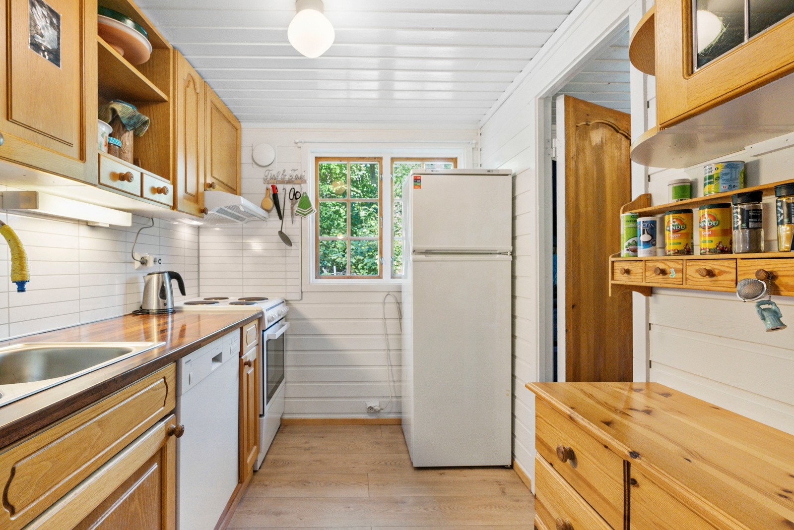 Kjøkkenet ligger i delvis åpen løsning med stua Galleribilde