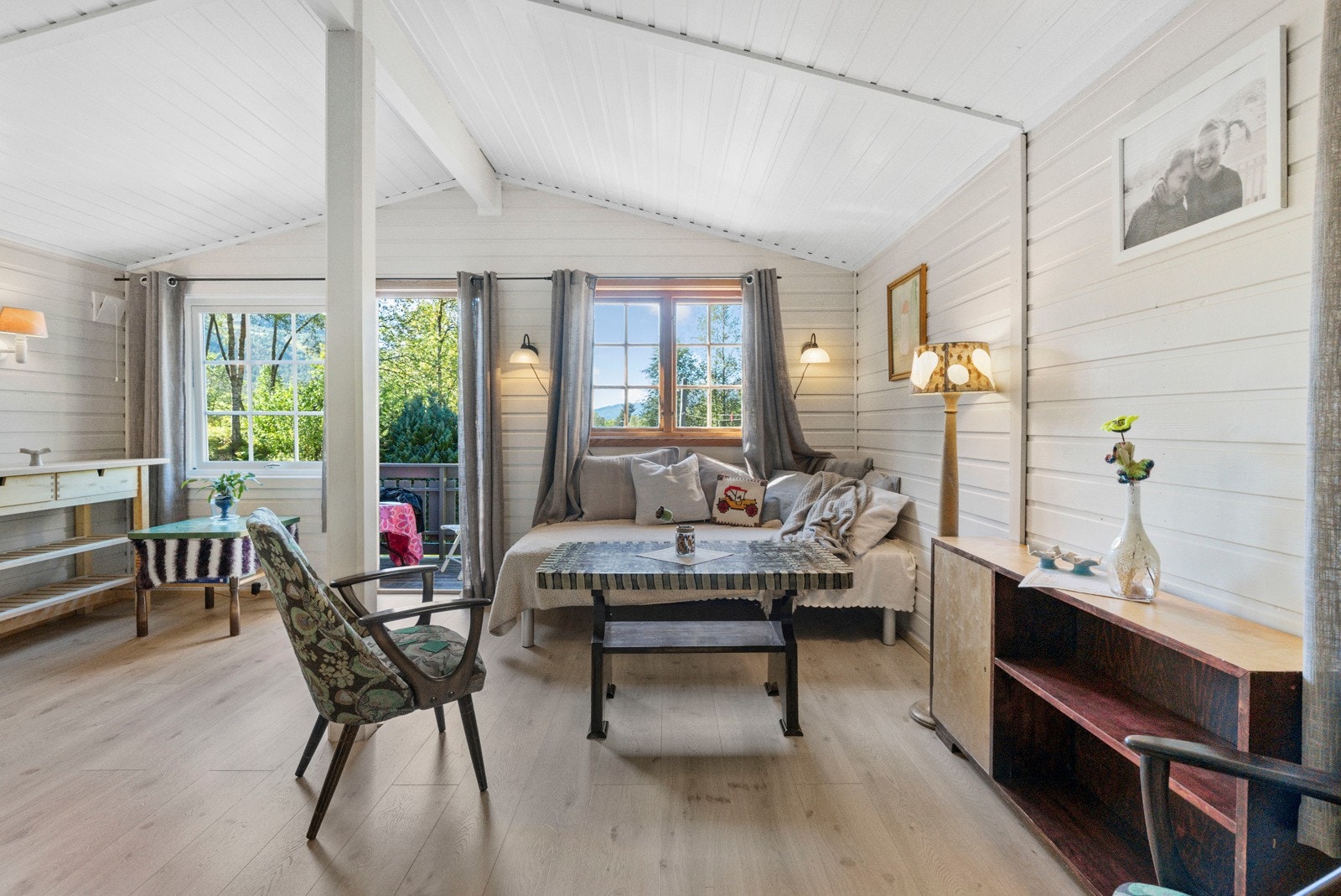 Det er plass til flere sittegrupper i stua Galleribilde