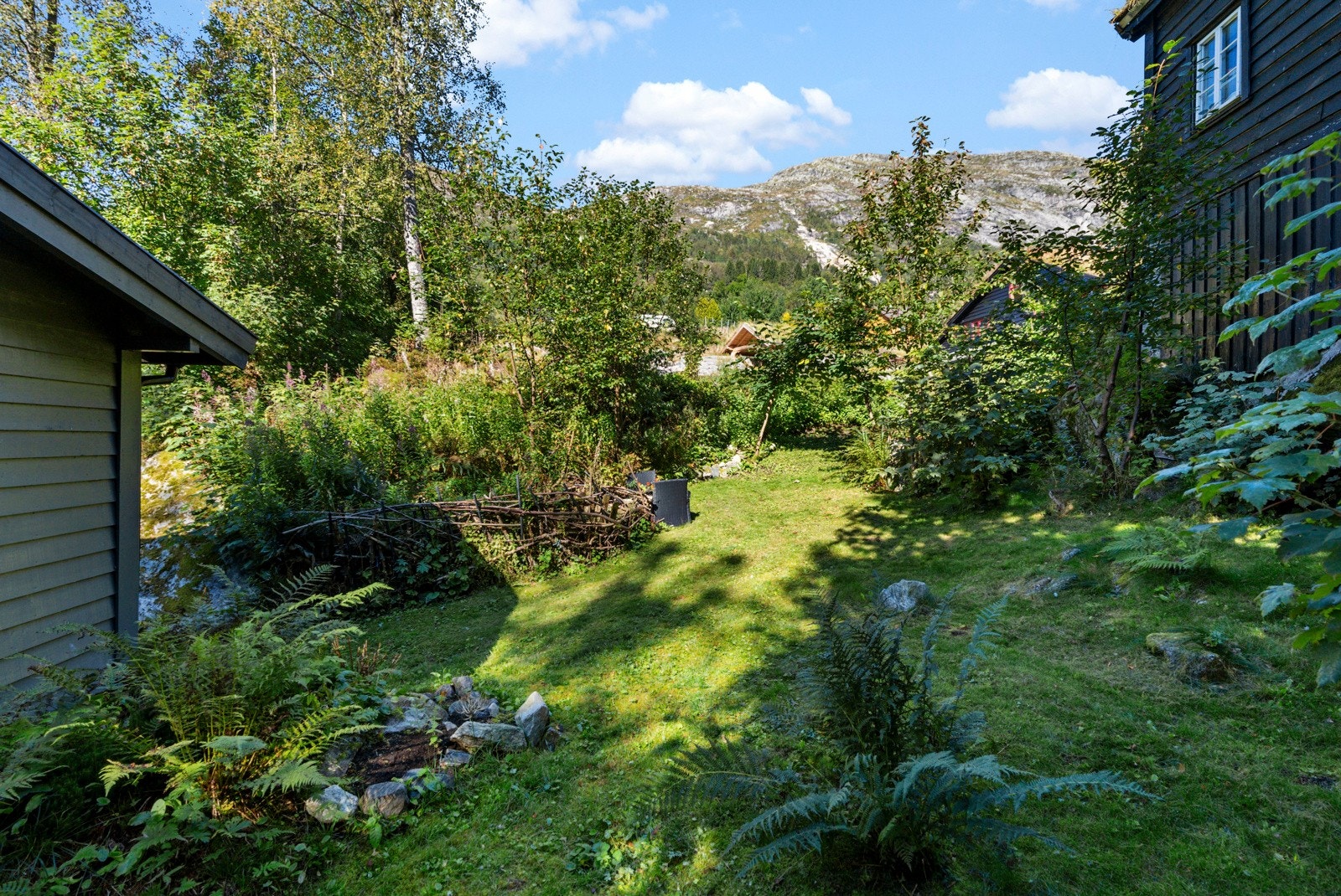 Hage på oppsiden av boligen mot nord/øst Galleribilde