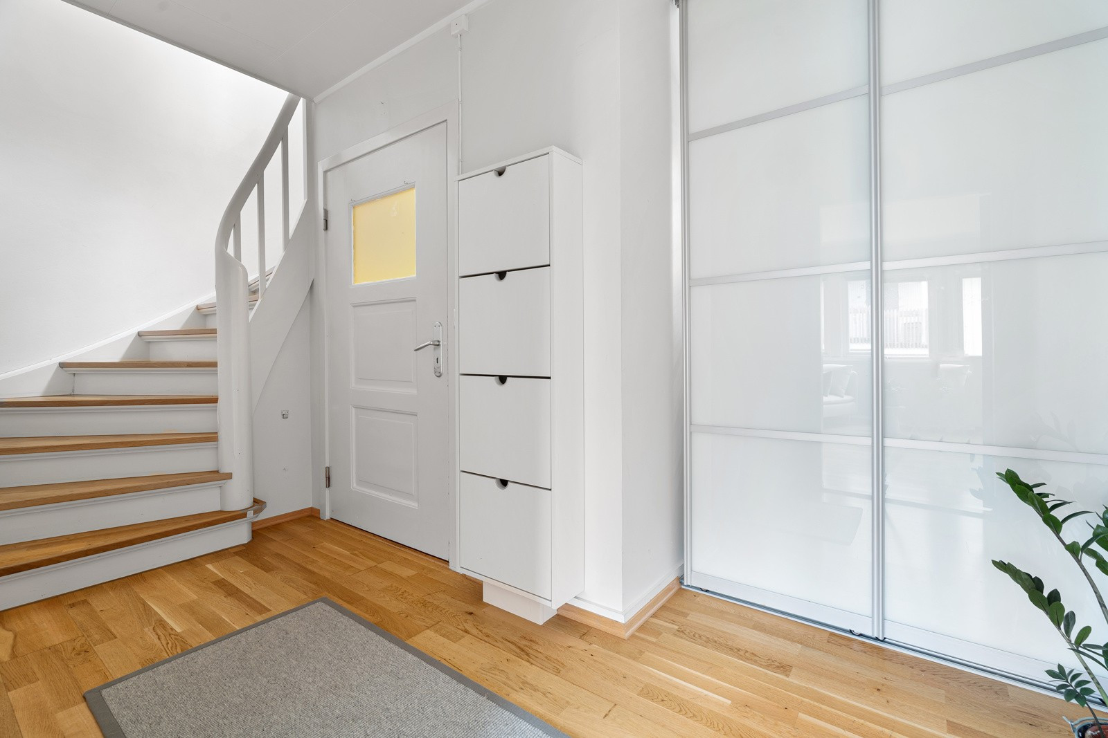 Gang med trapp opp til loft. Rikelig med lagringsplass i skyvedørsgarderobe.
