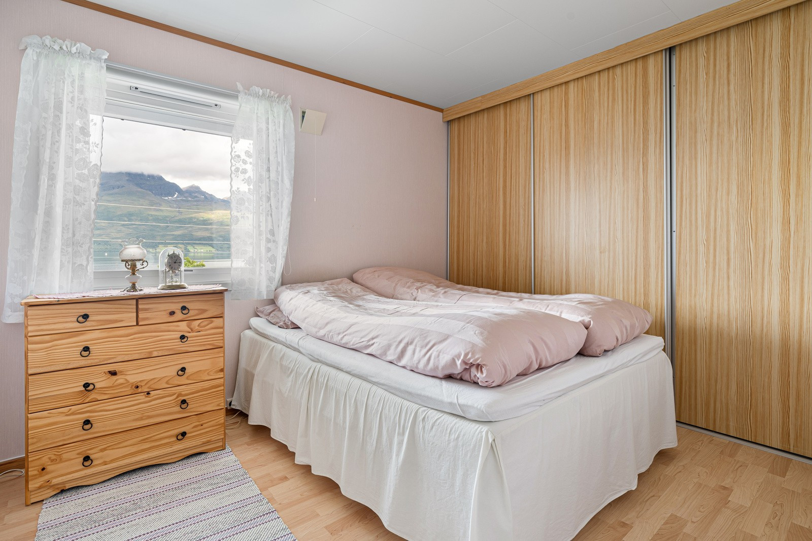 Boligens første soverom brukes i dag som hovedsoverom og er av god størrelse med stor skyvedørsgarderobe som sikrer rikelig med oppbevaringsplass.