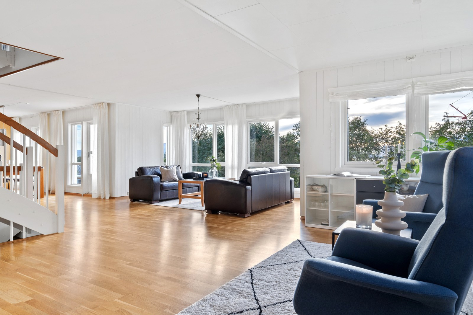 Velkommen inn! Boligen har flott planløsning over 3 etasjer.