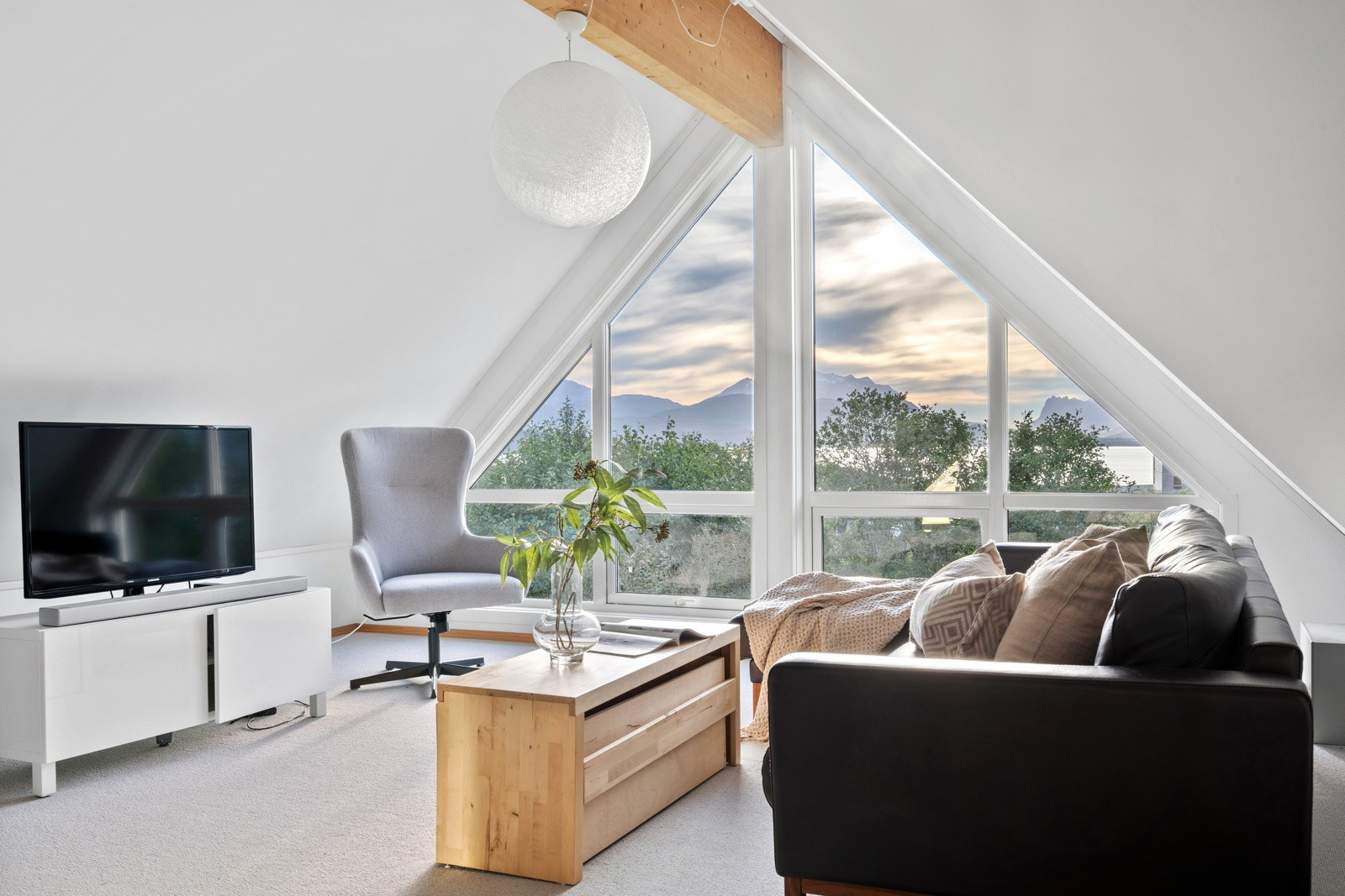 Videre opp kommer du til loftsstuen som kan by på fantastisk utsikt mot Kvaløya!
