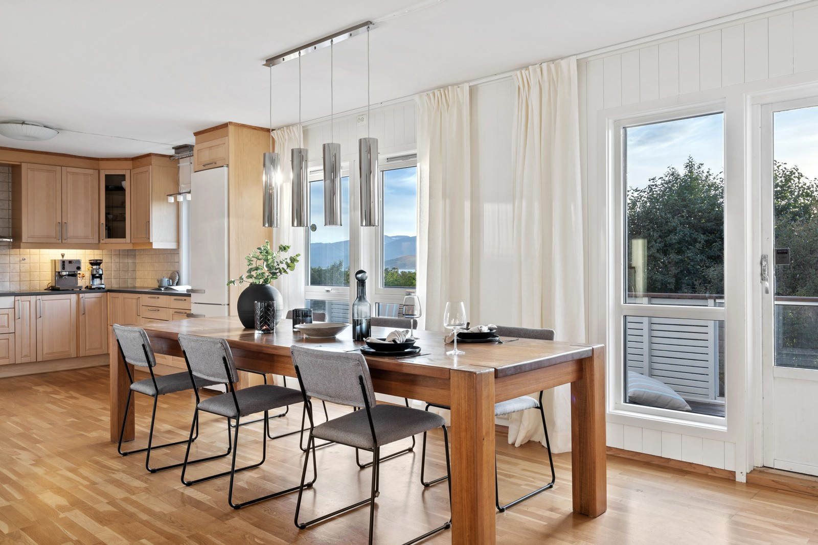 Spiseplassen finner sin naturlige plass i rommet