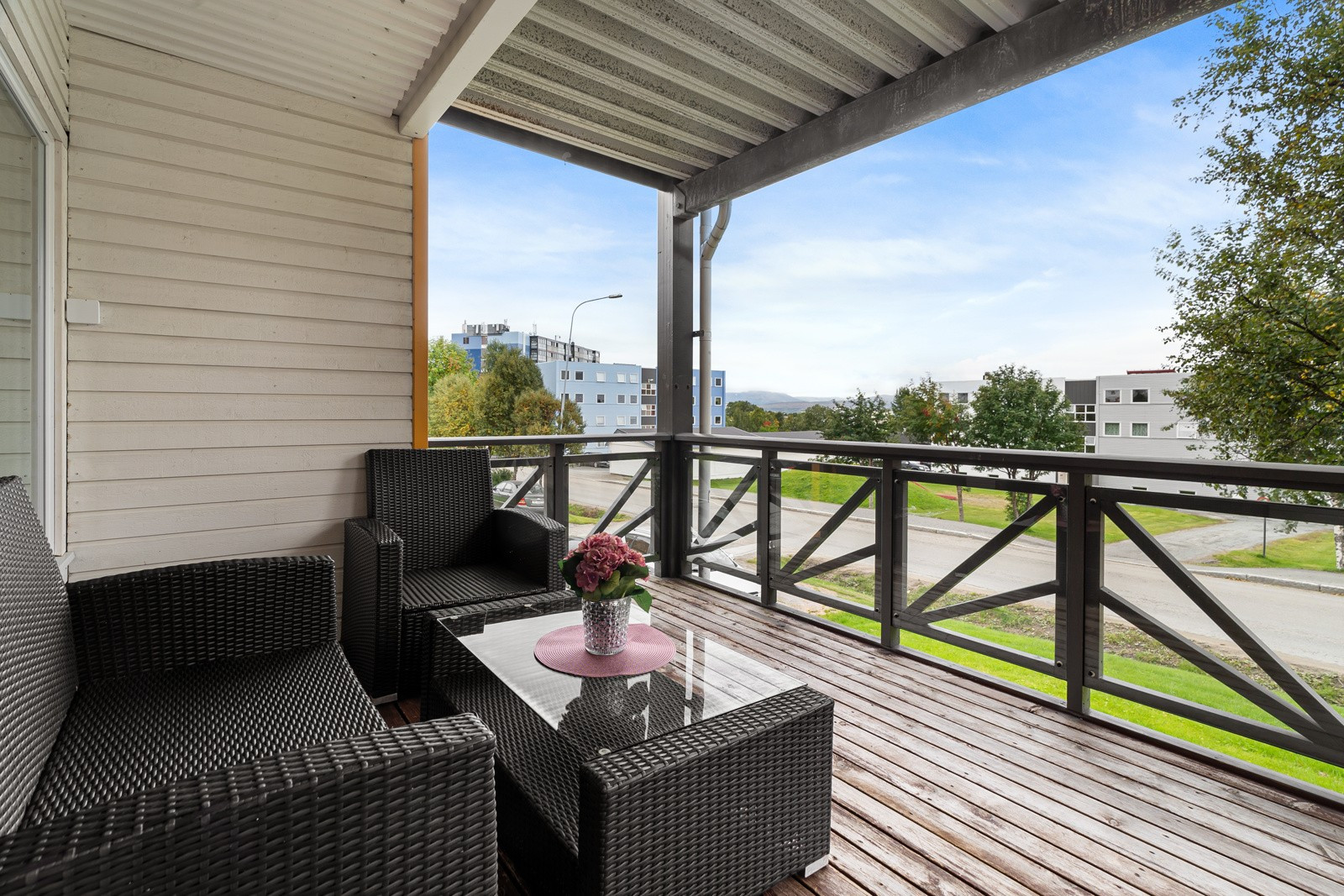 Fra stuen er det utgang til vestvendt takoverbygd veranda.