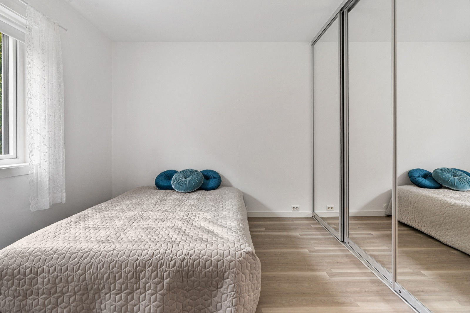 Stor skyvedørsgarderobe med speil på hovedsoverom.