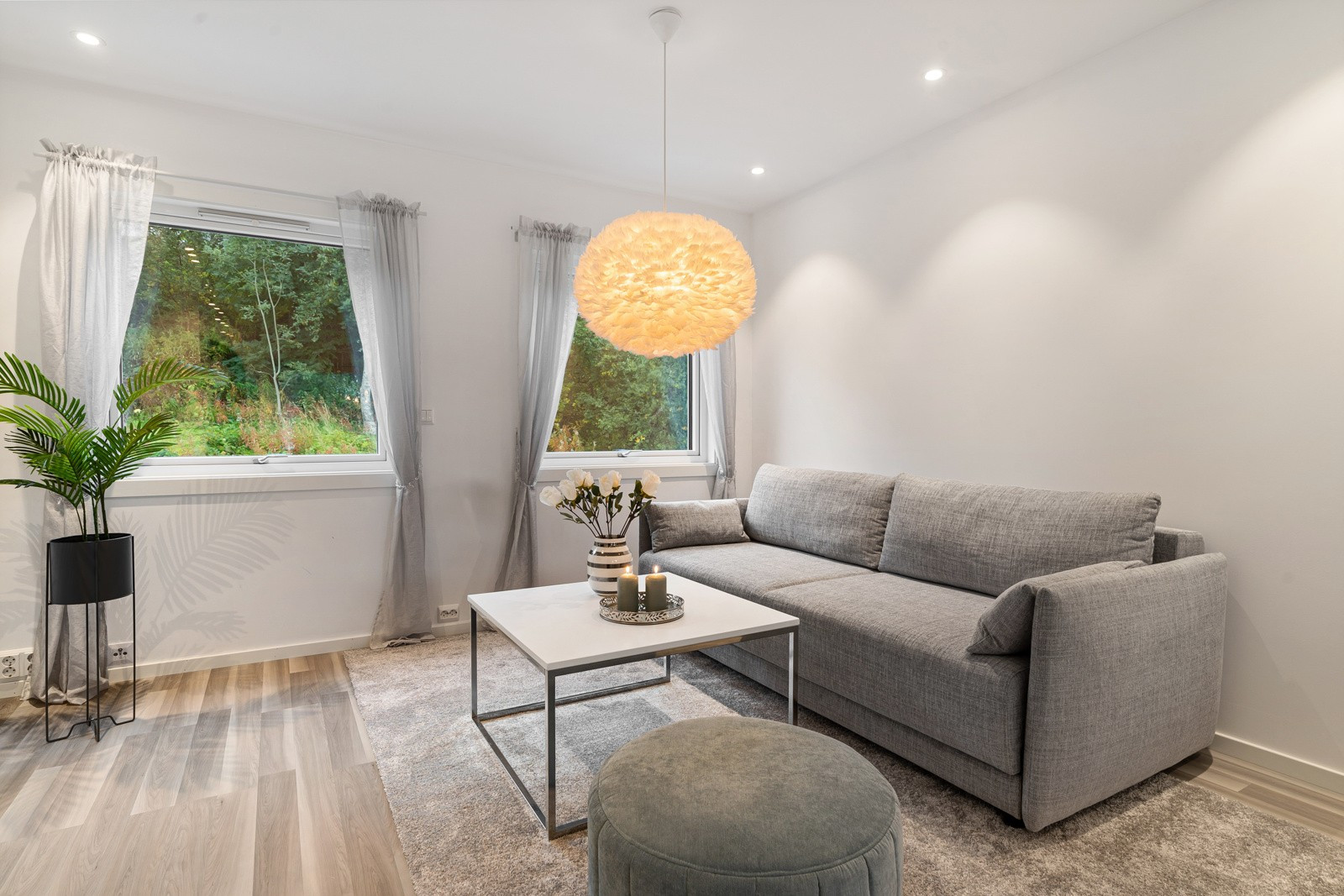 Lys og innbydende stue med downlights og gulvvarme!