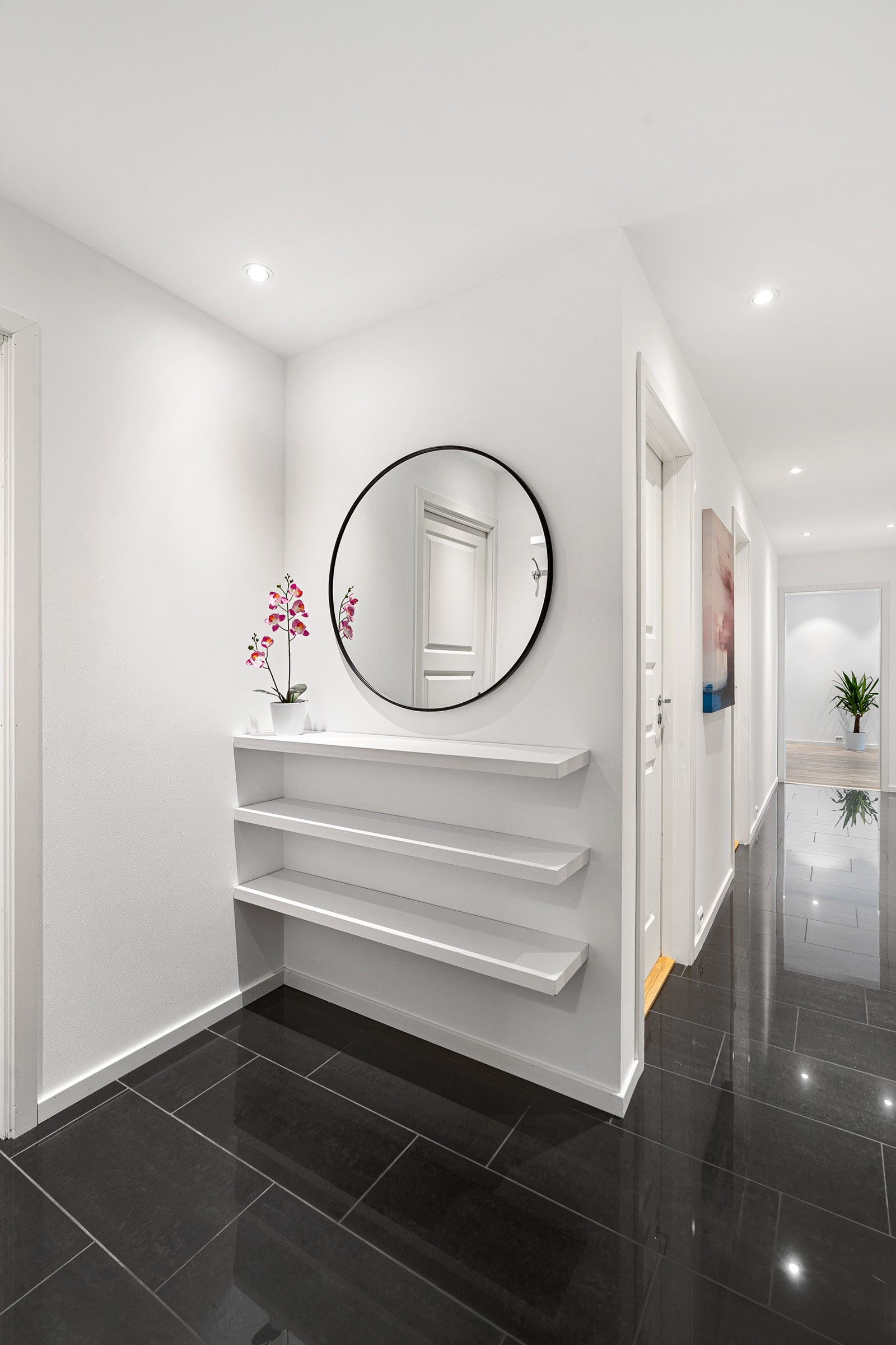 Romslig, flislagt entrè med varme i gulv og downlights