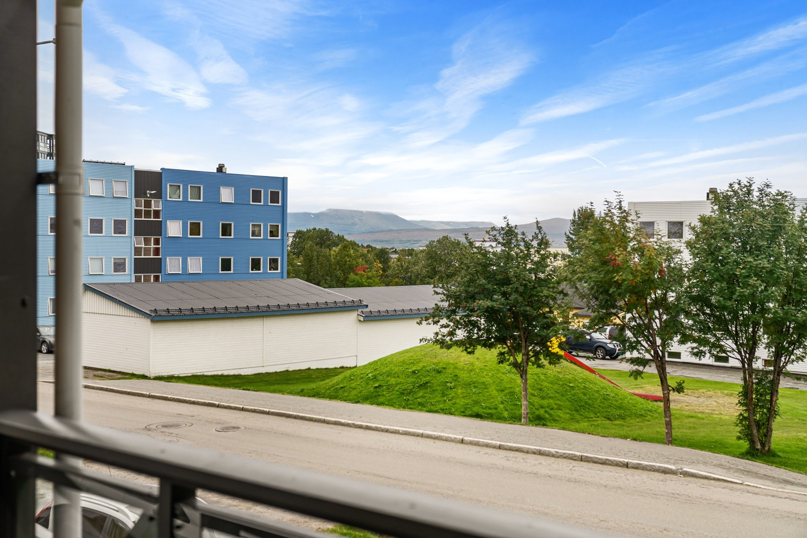 Leiligheten ligger fint til i et rolig og attraktivt område med kort vei til dagligvare, Jekta, skole, barnehage og busstopp med hyppige avganger!