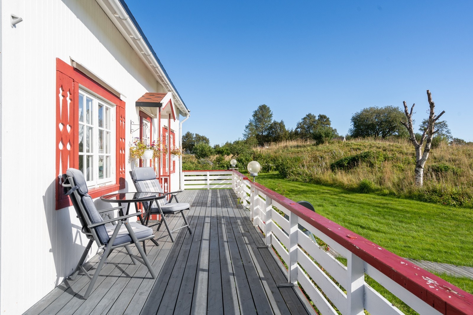 Det er god plass for utemøblement og større sammenkomster . Galleribilde