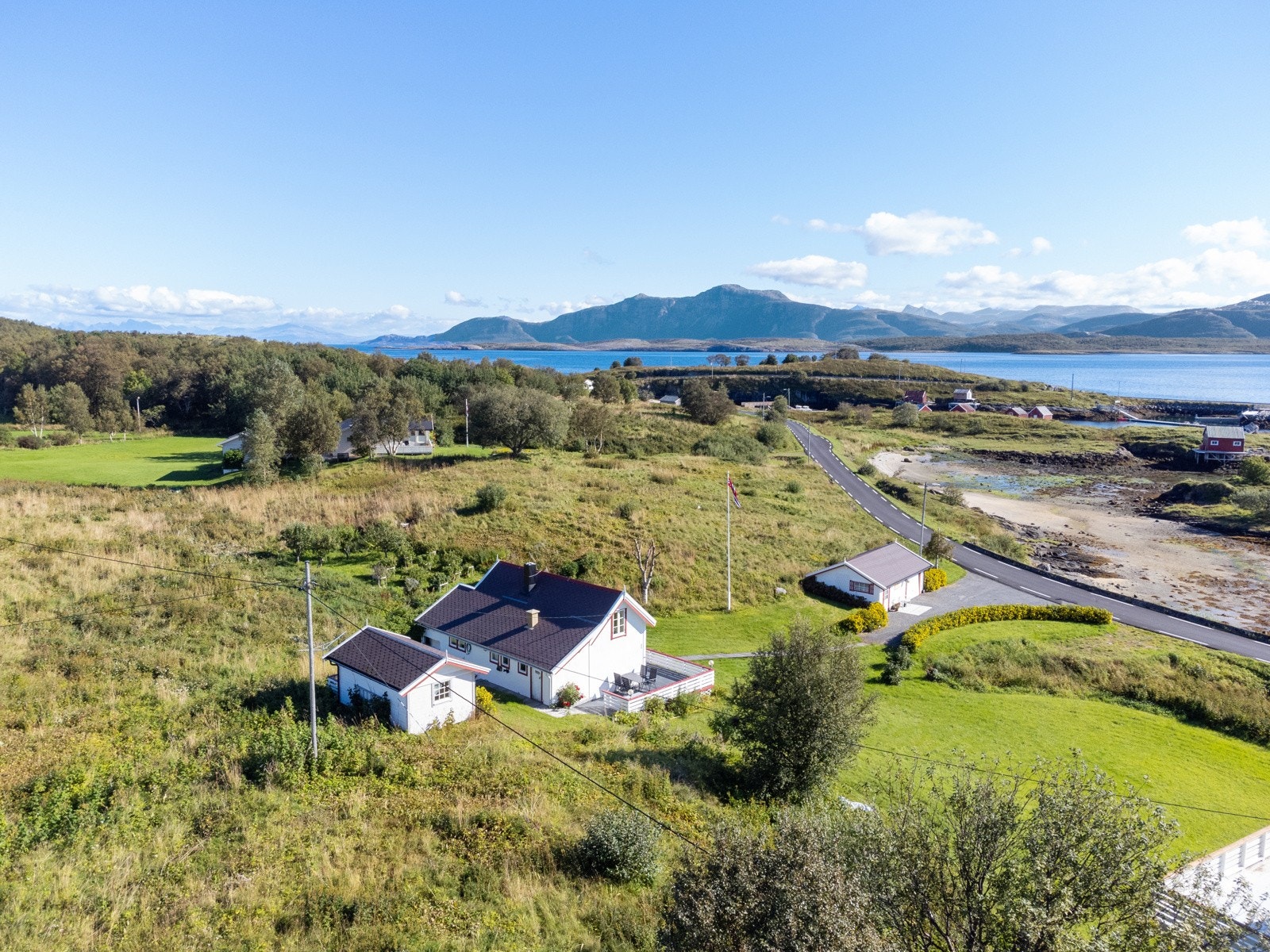 Det medfølger i tilegg andel i flytebrygge/båtforening som er etablert i en vik like bortenfor eiendommen. Galleribilde