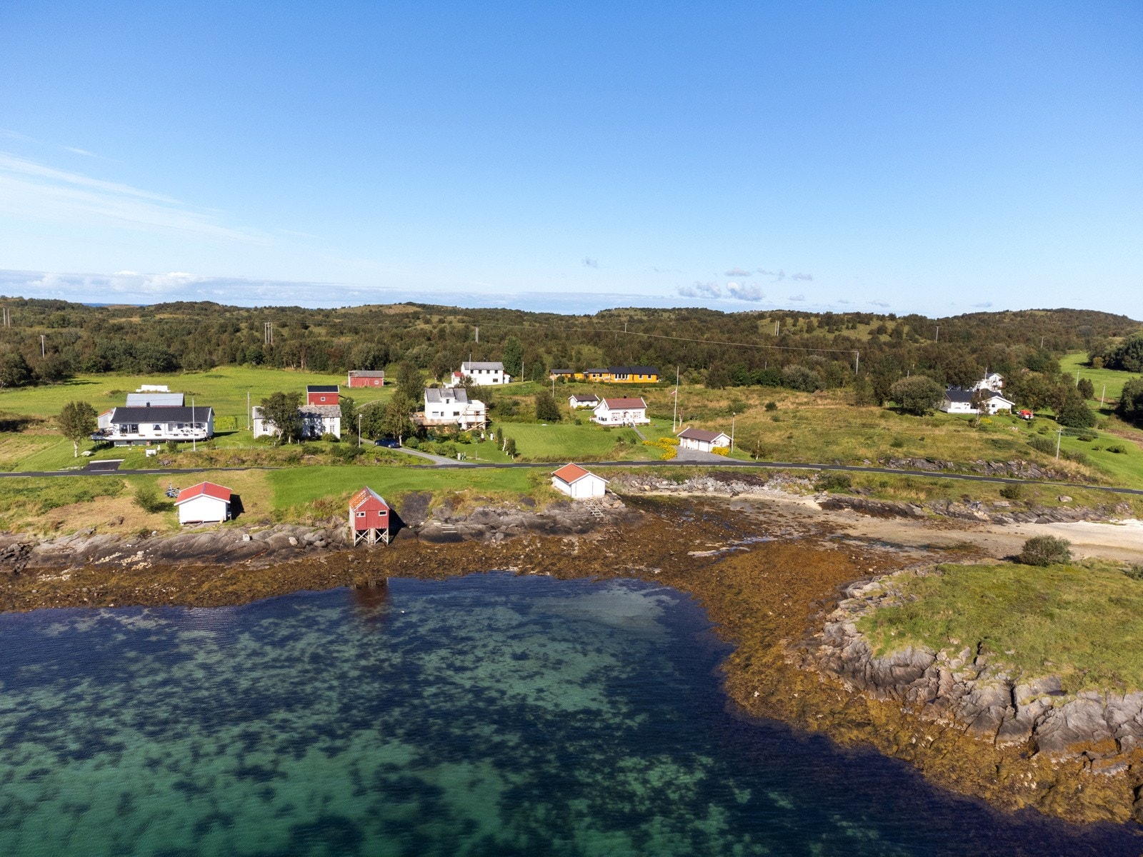 Naust - Her er det tilrettelagt for å dra inn båt på båtvogn. Montert nyere elektrisk vinsj Galleribilde