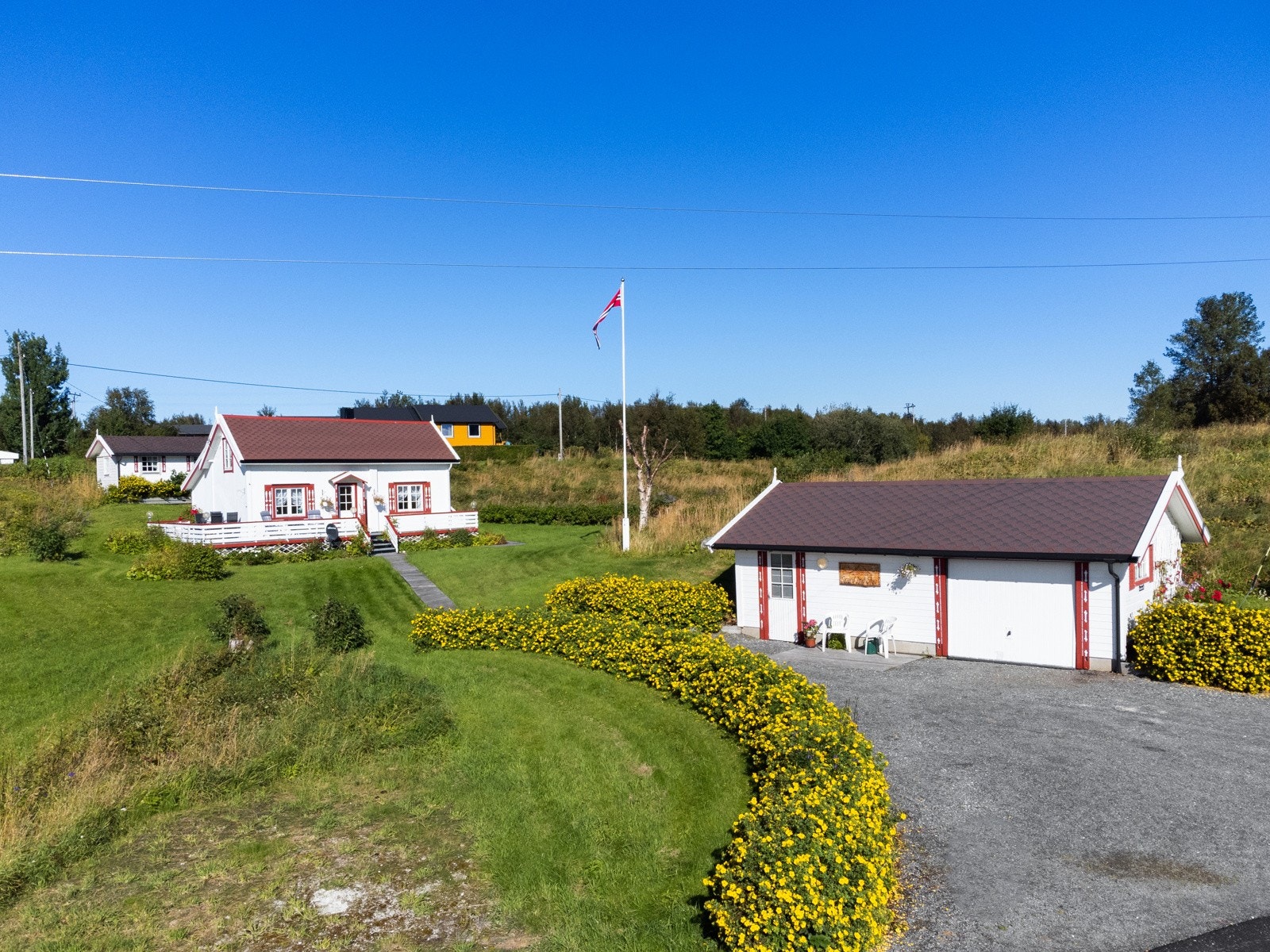 Eiendommen er fint opparbeidet med balkong/platter, gangstier, plen, bærbusker og beplantning. Galleribilde