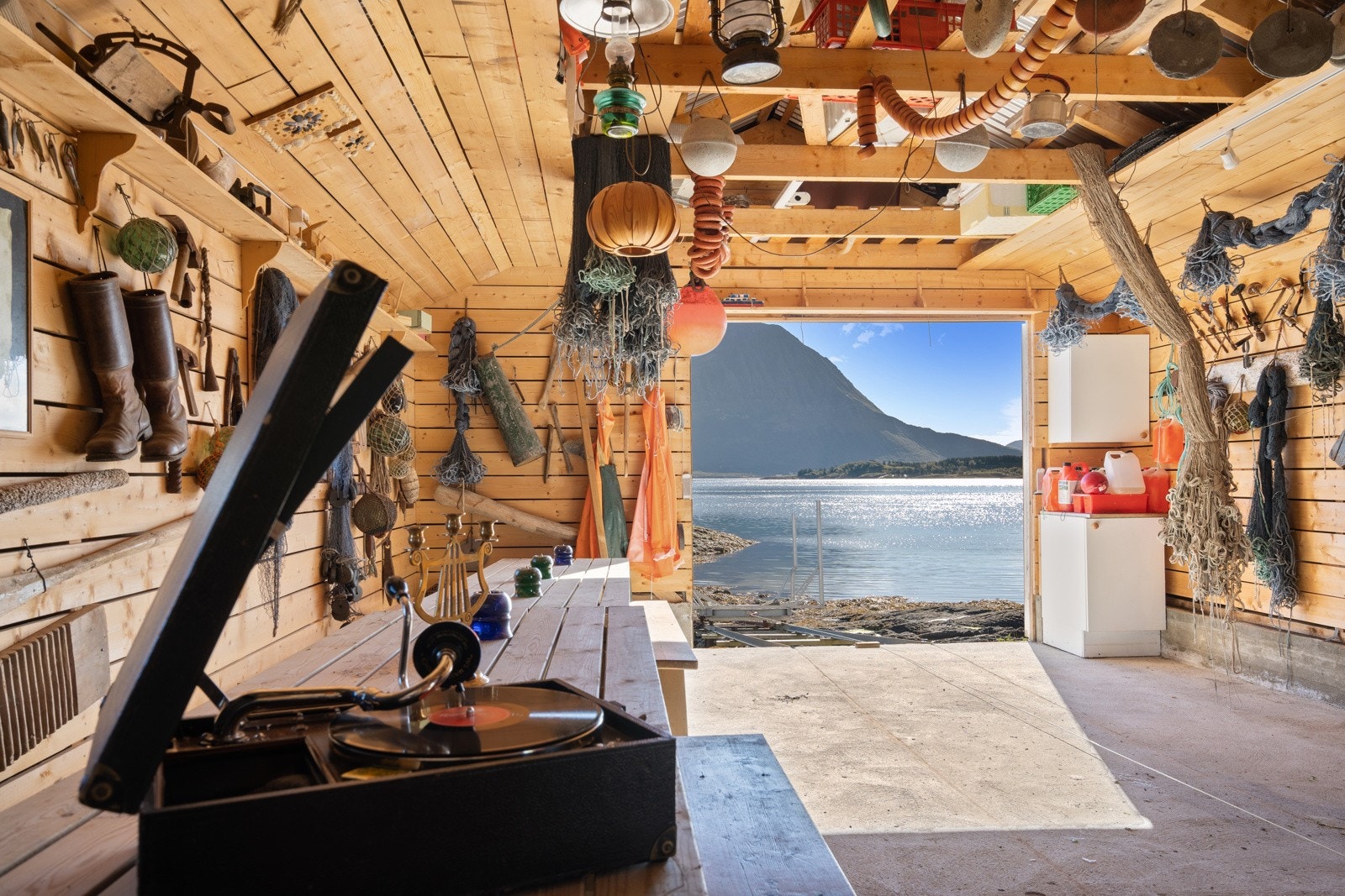 Oppført i bindingsverk pålagt liggende bordkledning som er malt. Galleribilde