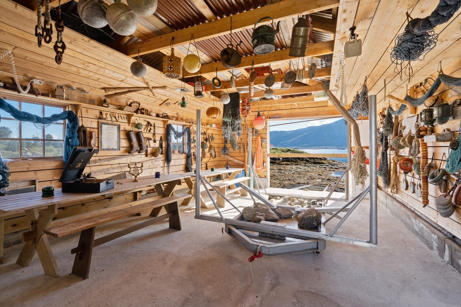 Saltak i trekonstruksjoner pålagt aluminiumsplater. Galleribilde