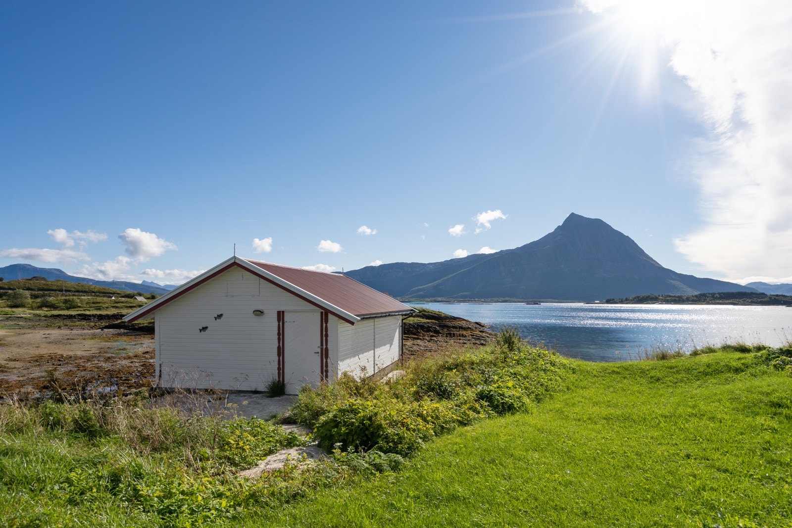 Eiendommen har arealer på begge sider av Arnøyveien, Galleribilde