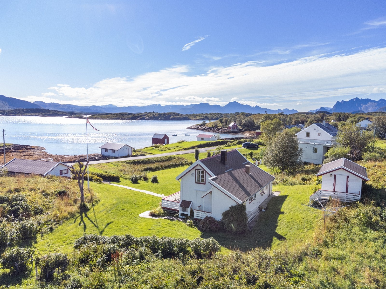 Eiendommen består av en eldre bolig fra 1900-tallet, anneks, stor garasje og et naust. Galleribilde