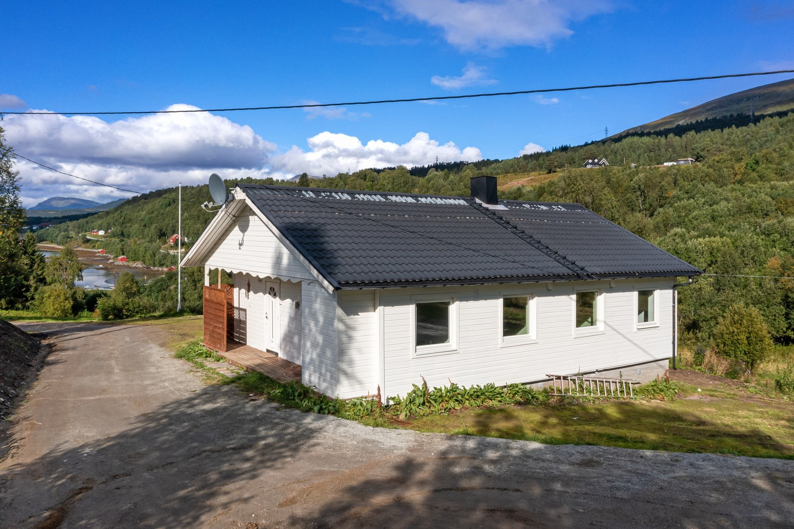 Boligen har fantastiske tur- og friluftsområder som nærmeste nabo.