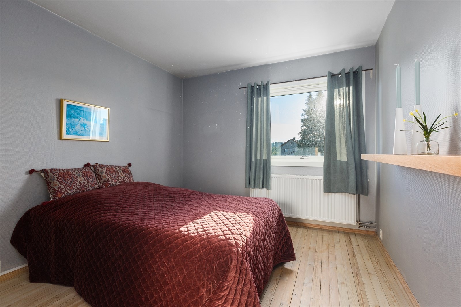 Soverom med god plass til dobbel seng Galleribilde