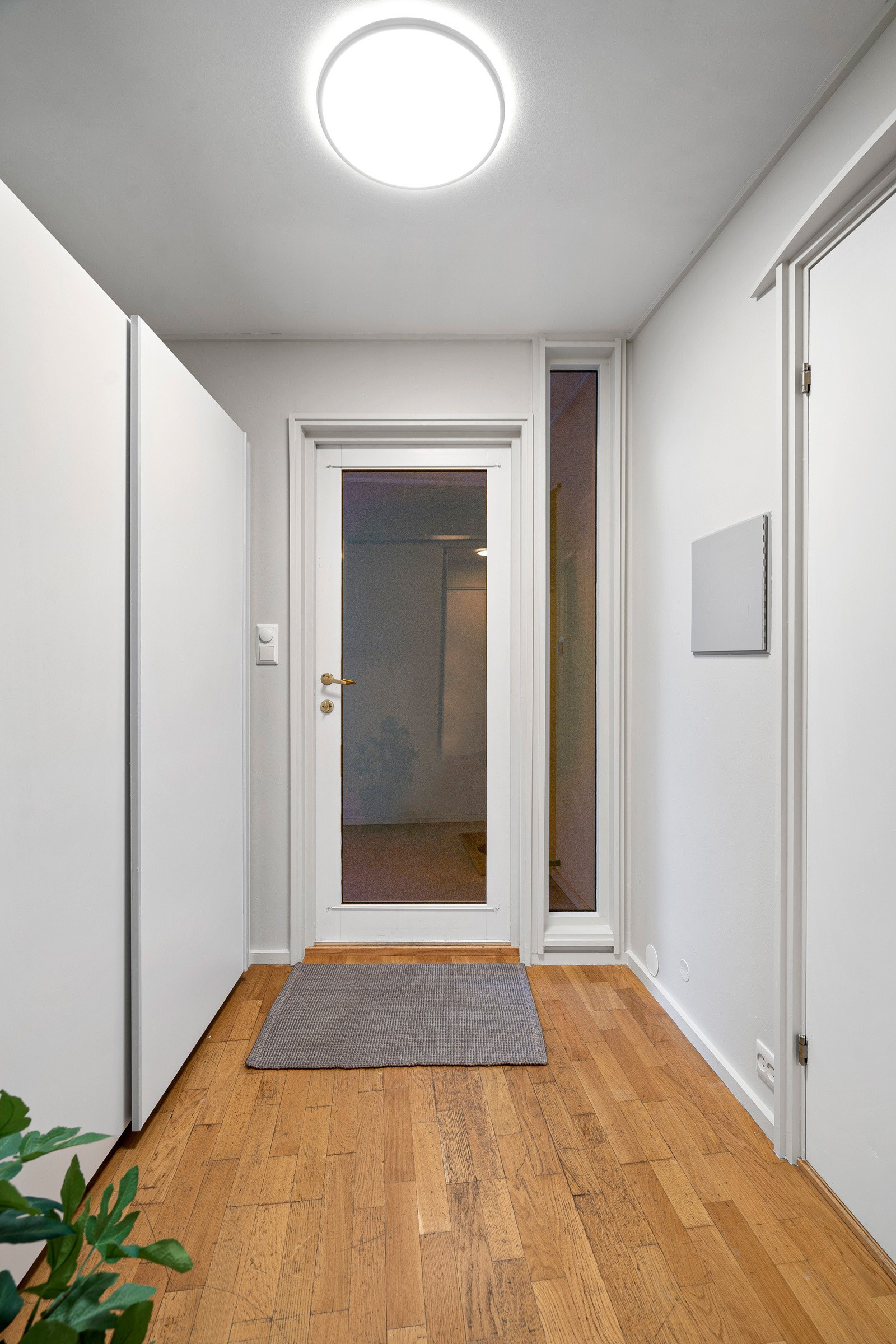 Romslig inngangsparti med praktisk skyvedørsgarderobe