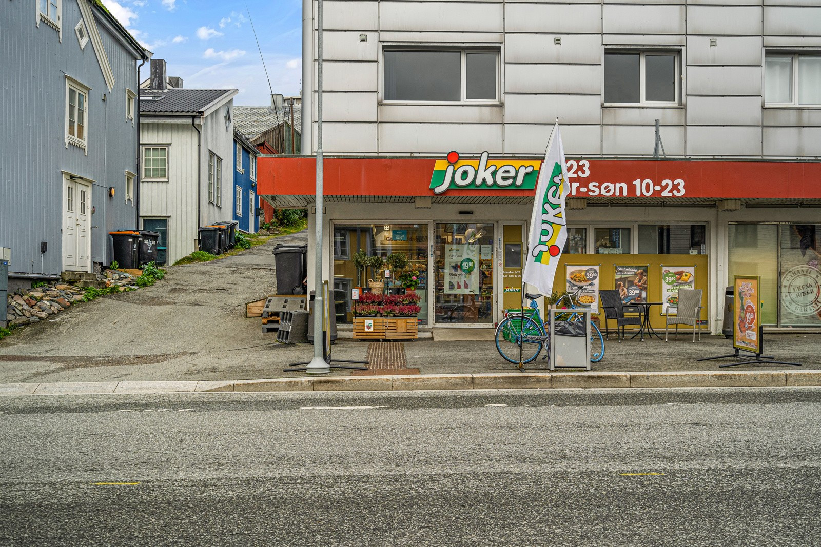 Søndagsåpen dagligvarebutikk kun et steinkast unna leiligheten