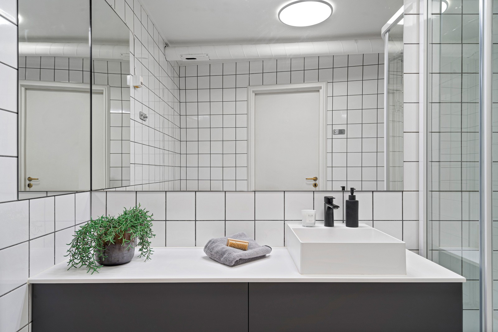 Badet er av moderne standard med flott finish