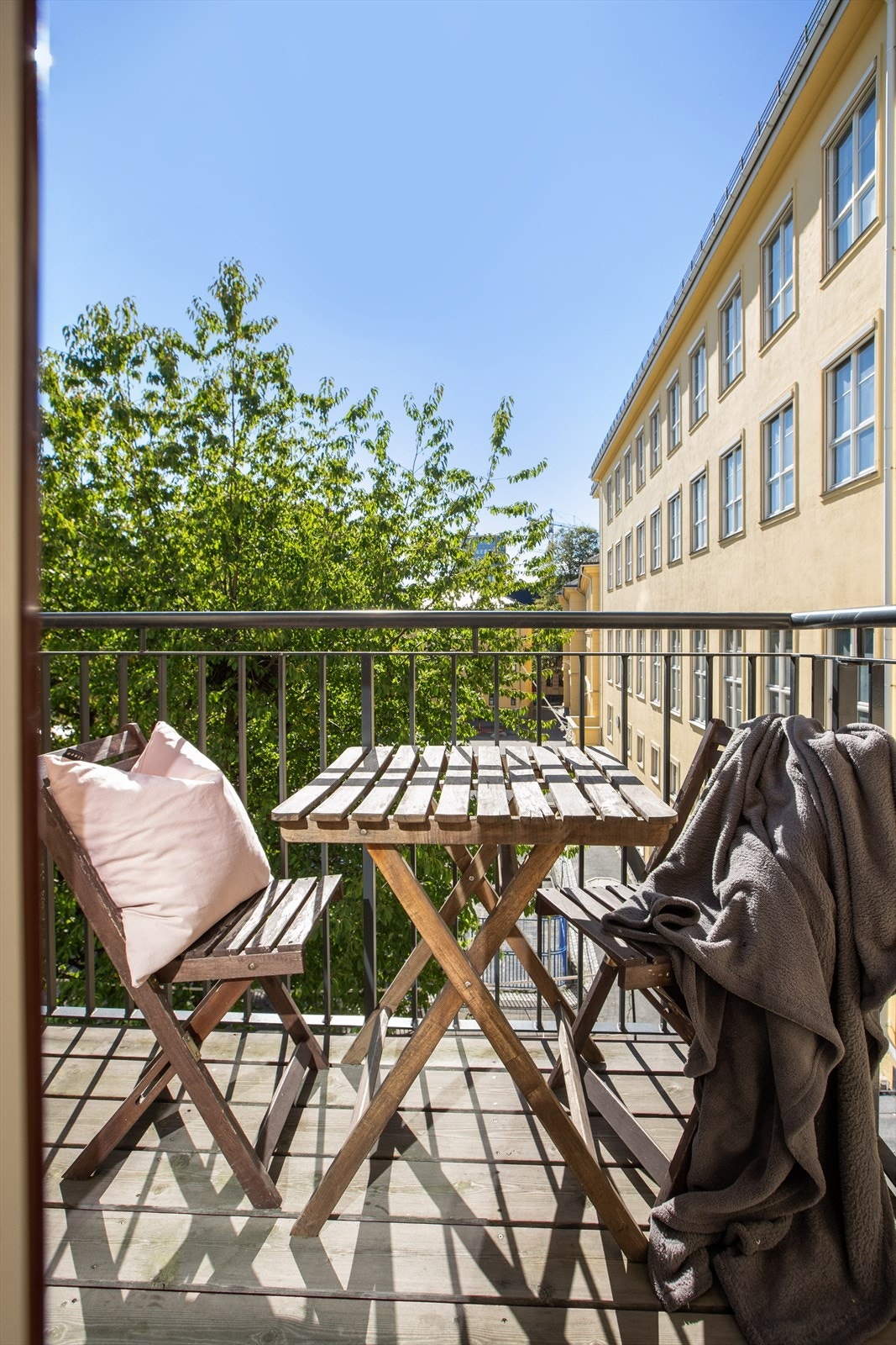 Sørvendt balkong på ca. 3 kvm med gode solforhold. Galleribilde