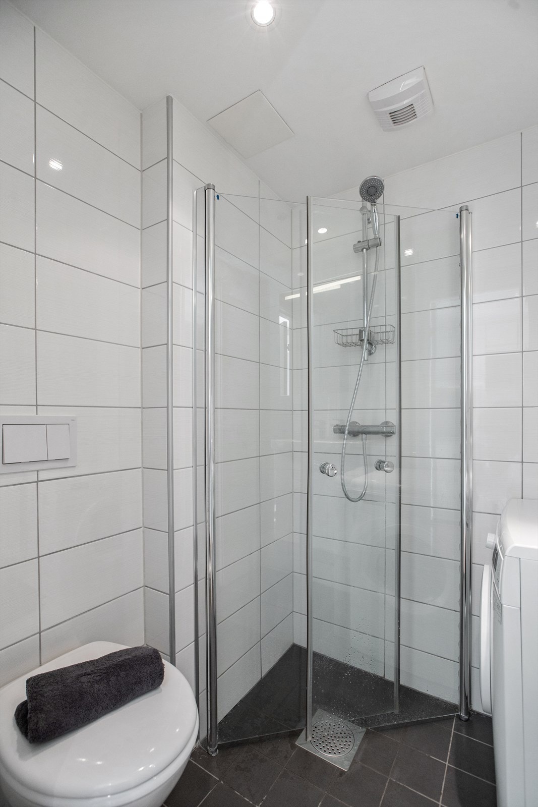 Badet er flislagt med varmekabler. Galleribilde