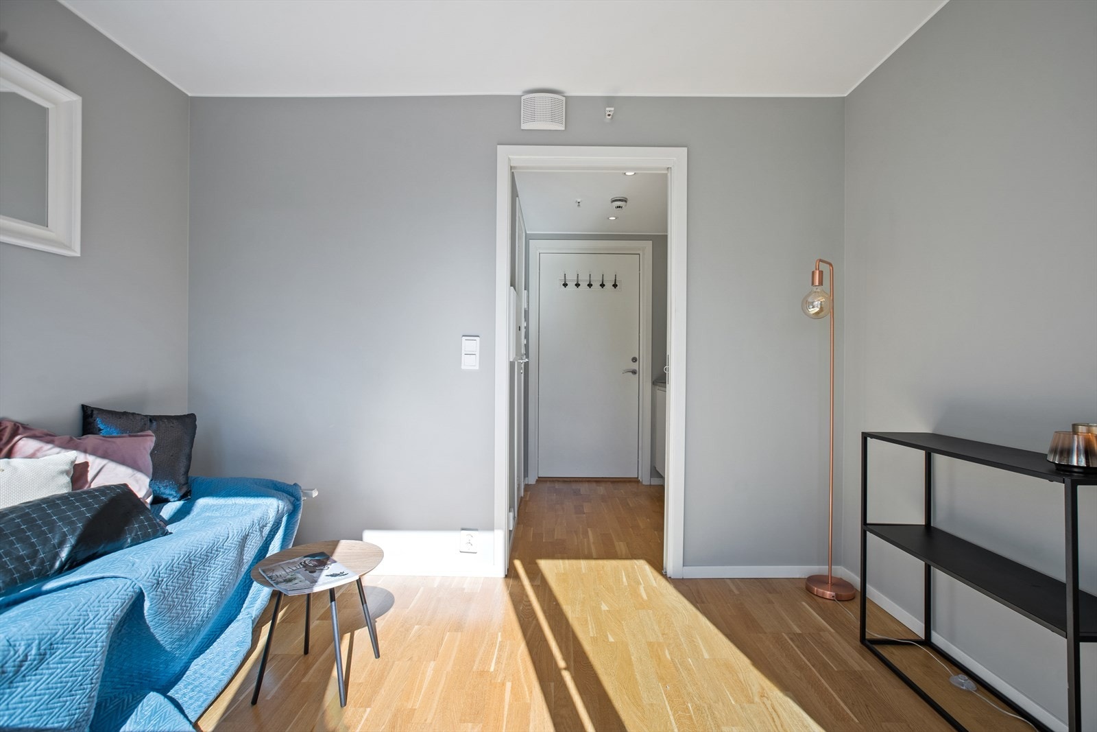 Praktisk skyvedør mellom kjøkken og stue. Galleribilde