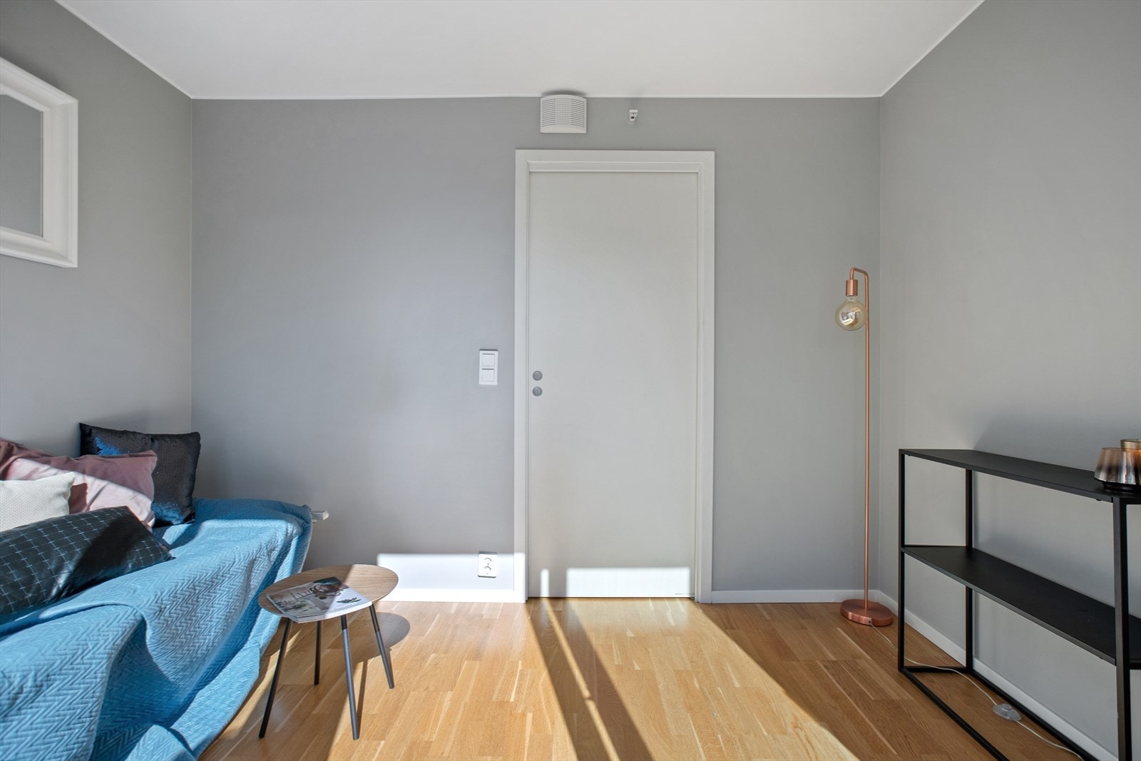 Praktisk skyvedør mellom kjøkken og stue. Galleribilde