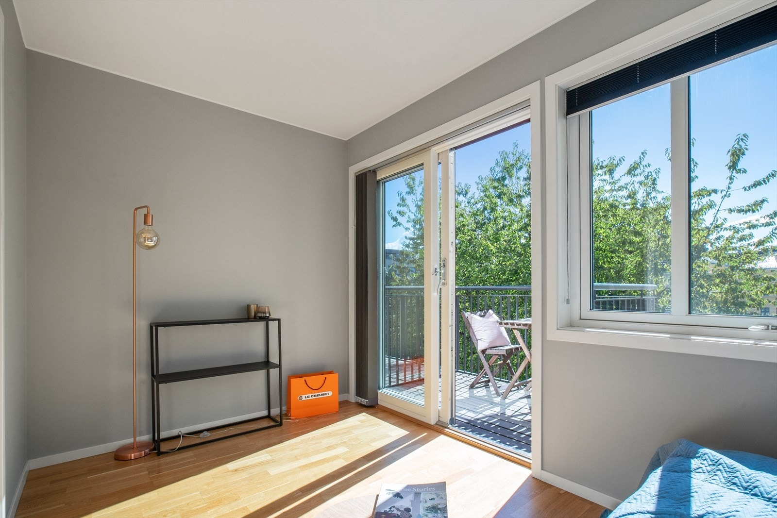 Lys og innbydende rom med utgang til balkong med skyvedør. Store vindusflater sørger for rikelig med naturlig lysinnslipp. Galleribilde