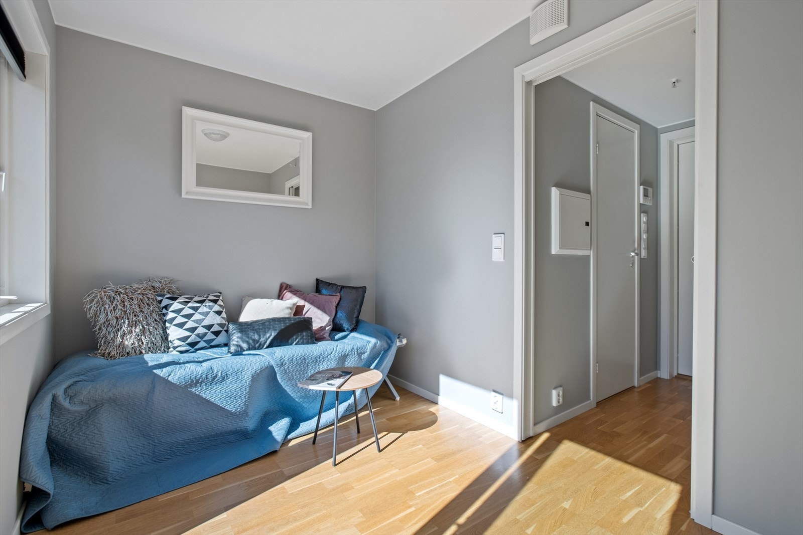 Rommet kan innredes med plass til seng, tvbenk, garderobeskap og eventuelt flere oppbevaringmøbler. Galleribilde