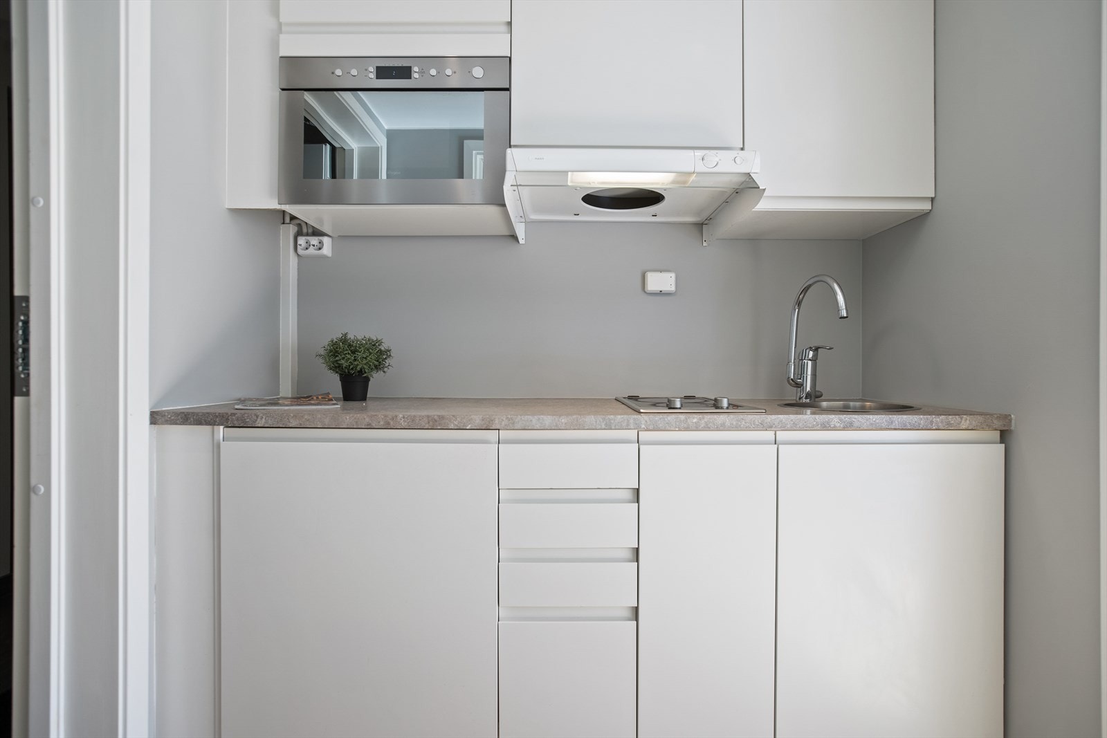 Boligen byr på et flott og lys kjøkkeninnredning med glatte fronter. Galleribilde