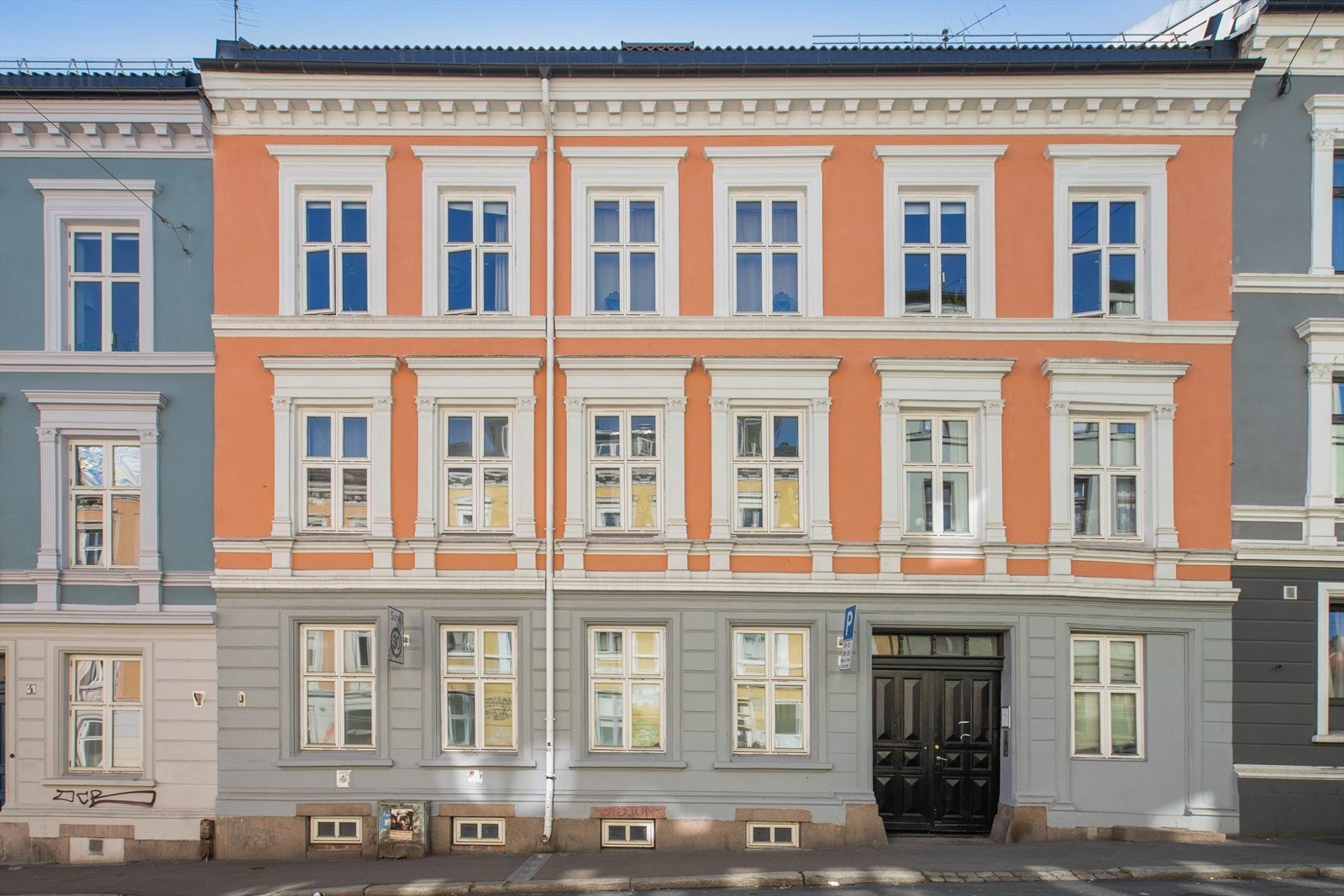 Leiligheten har en sentral og attraktiv beliggenhet ''midt i smørøyet'' på Fredensborg, et hyggelig område som er i stor utvikling. Galleribilde