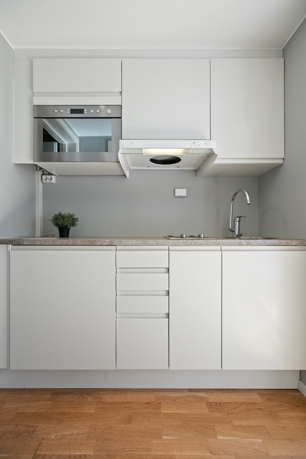 Følgende hvitevarer er inkludert i handelen: Integrert stekeovn, stekeplate, kjøleskap og vaskemaskin på badet. Galleribilde