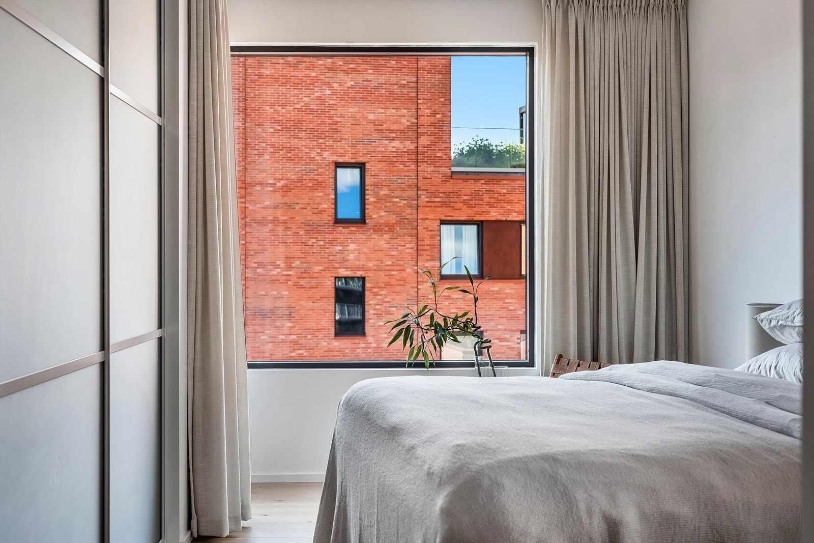 Store vindusflater som gir rikelig med luft og lys. Galleribilde