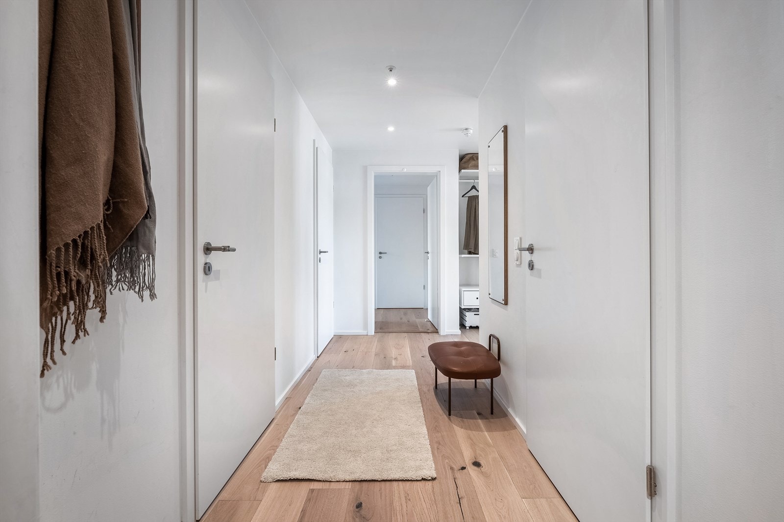 Entréen gir et godt førsteinntrykk av leiligheten. Galleribilde