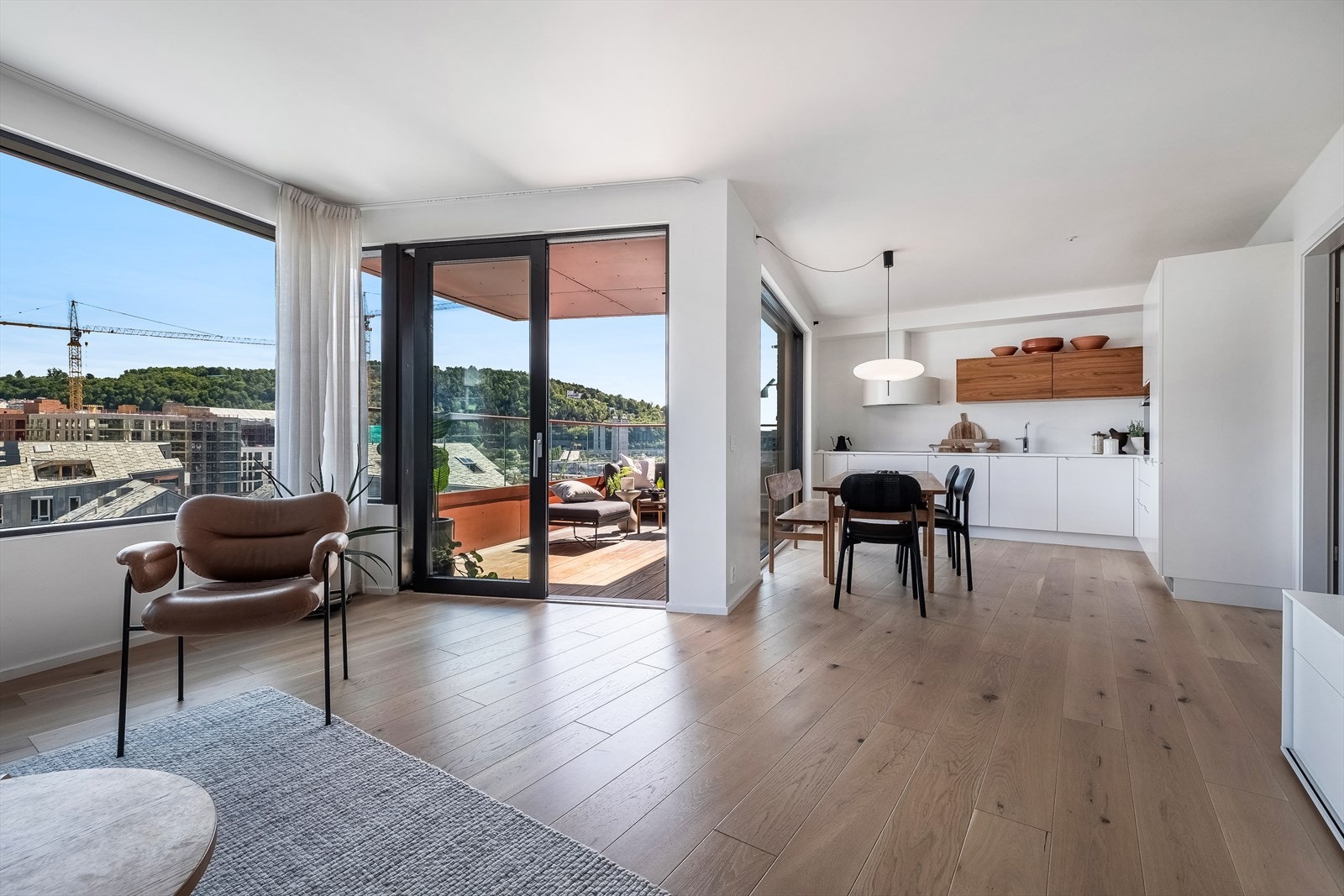 Fra stuen har man utgang til sydøstvendt balkong på ca. 11 kvm. Galleribilde