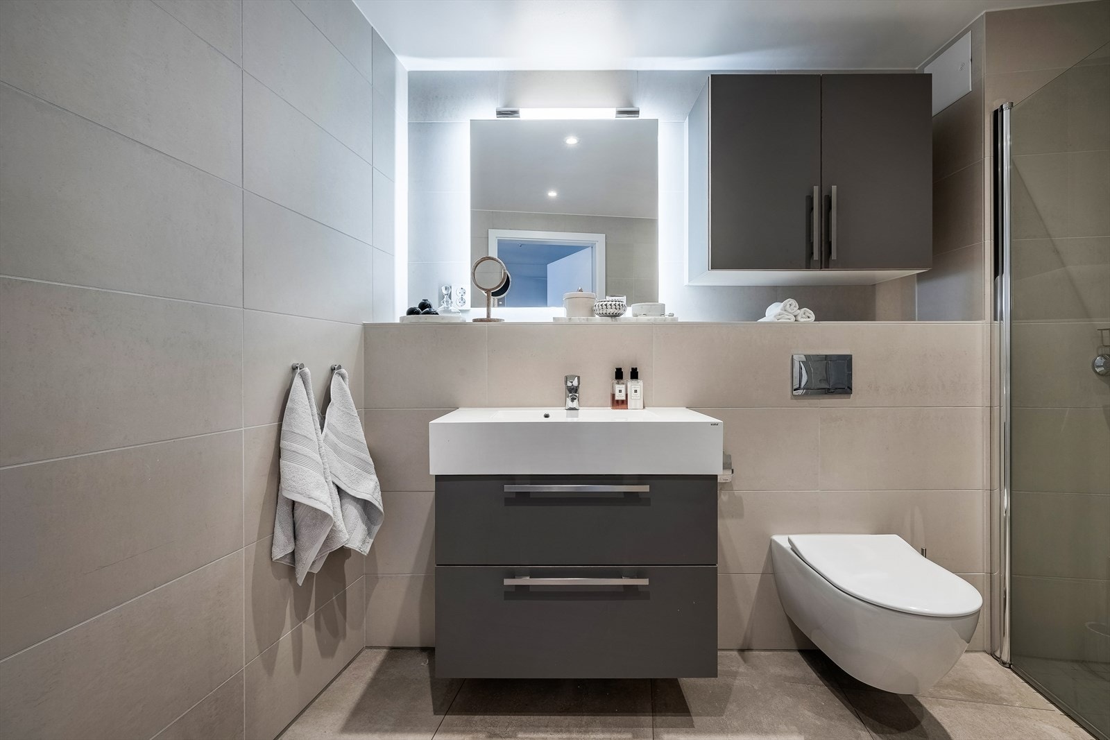 Baderom en - Flislagt baderom med varme i gulvet og downlights i himling Galleribilde